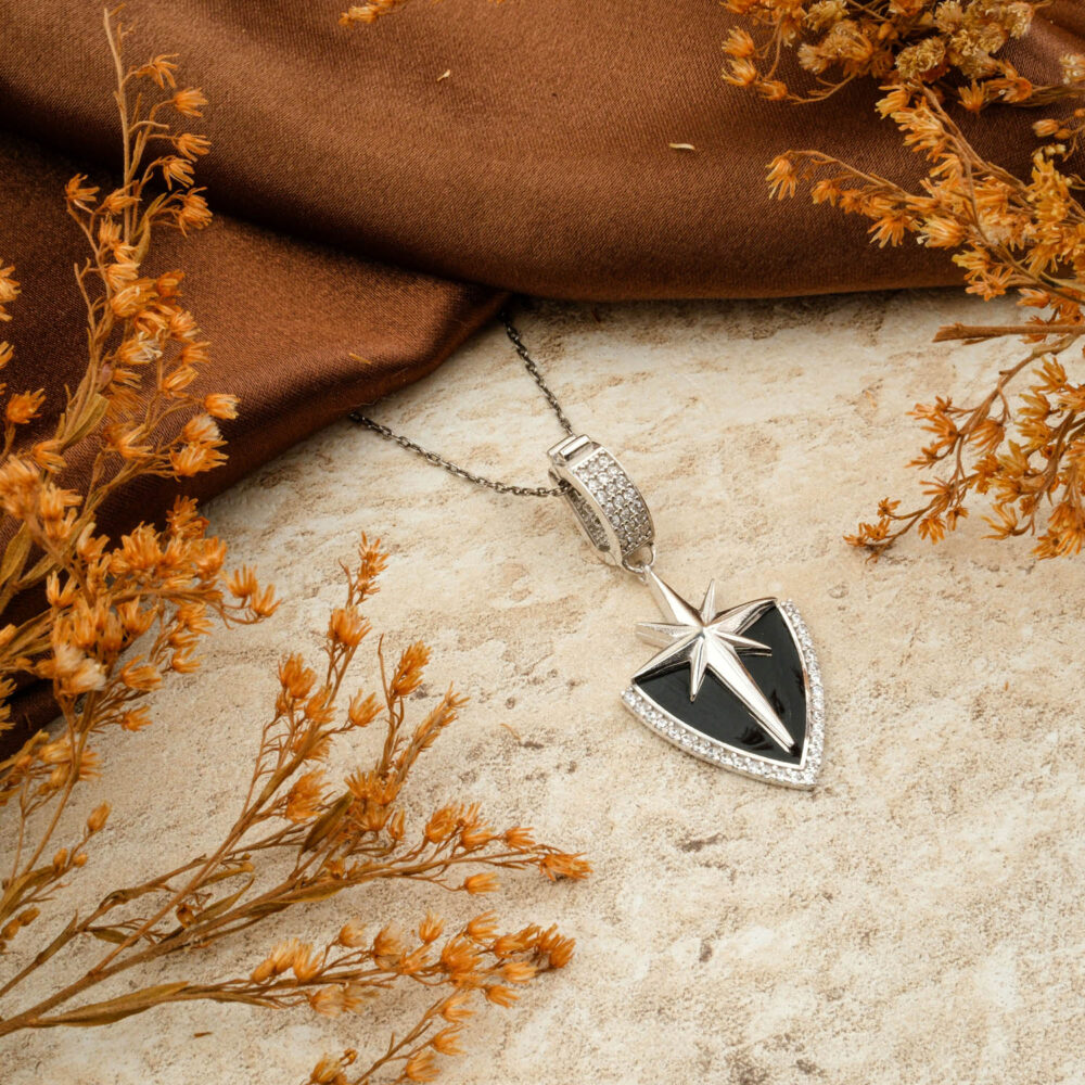 Siyah Mineli Kalkan Kuzey Yıldızı 925 Ayar Gümüş Kolye