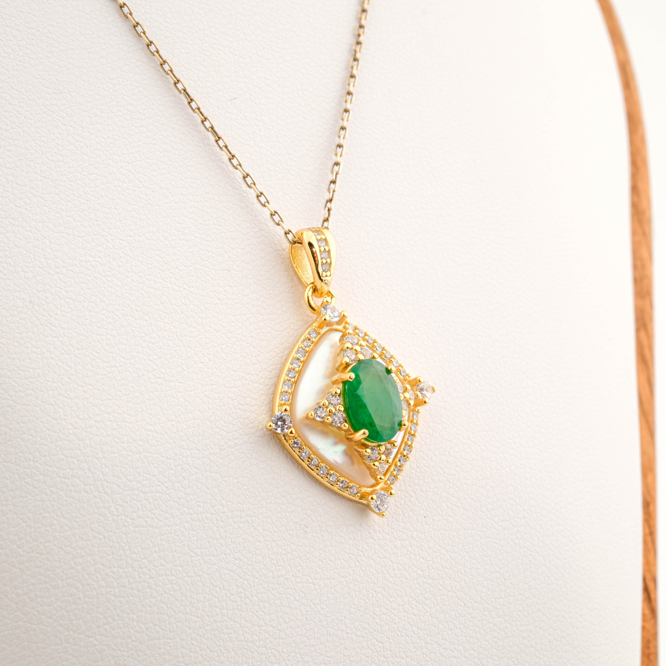 konya-dogaltas-evi-ozel-tasarim-zambiya-zumrut-sedef-ve-swarovski-925-ayar-gumus-sik-bayan-kolye