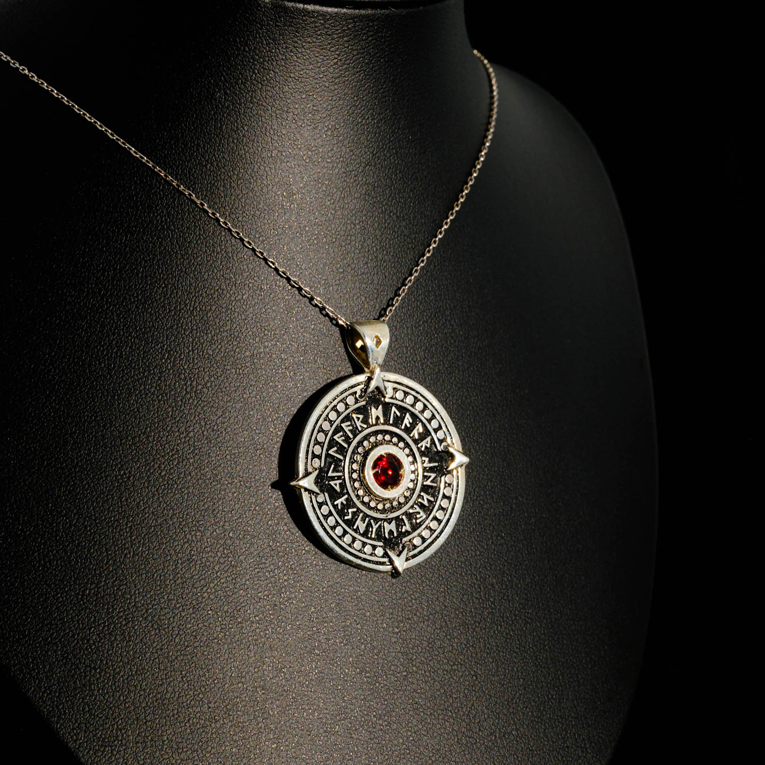 Konya Doğaltaş Evi Şık ve Orijinal Garnet Taşı Erkek Gümüş Kolye