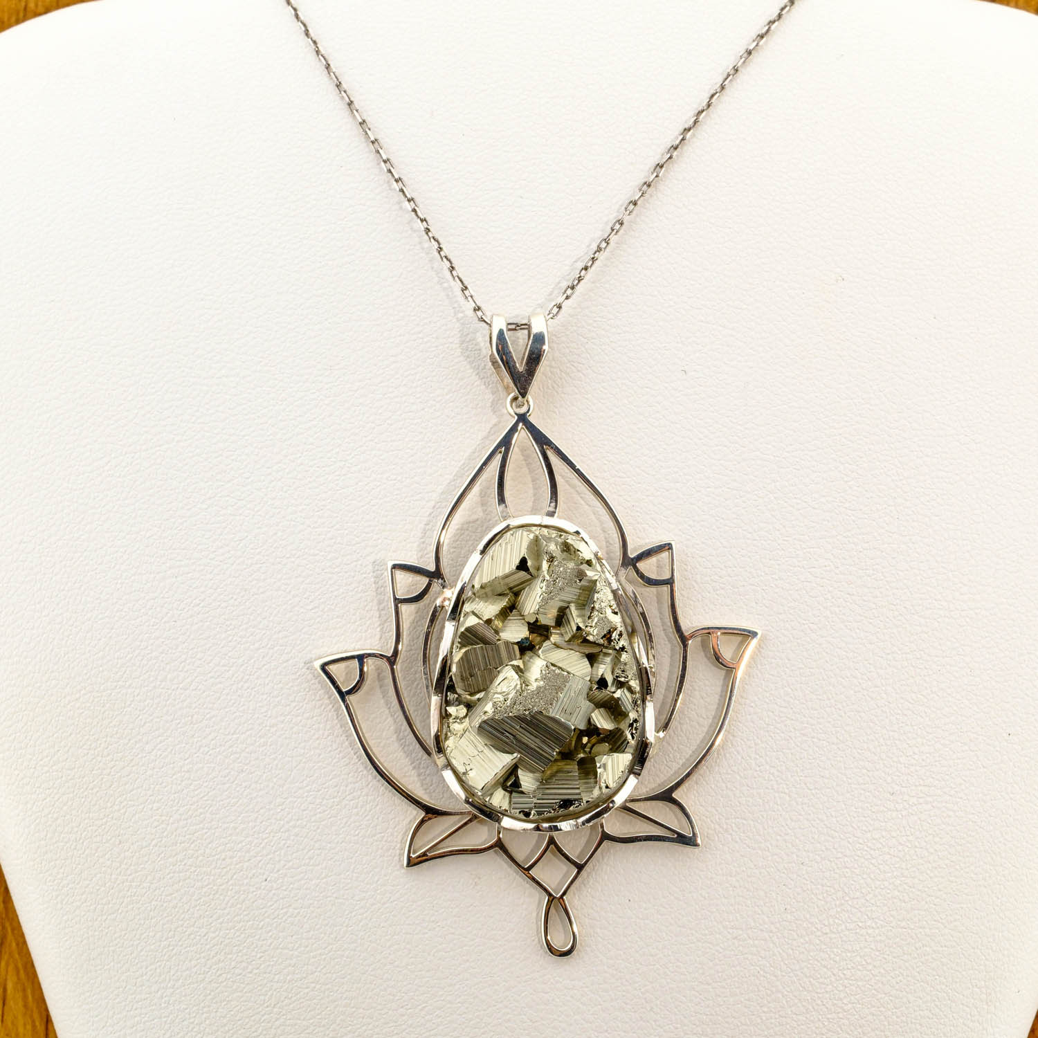 konya-dogaltas-evi-925-ayar-gumus-ozel-tasarim-pirit-tasli-luks-kolye