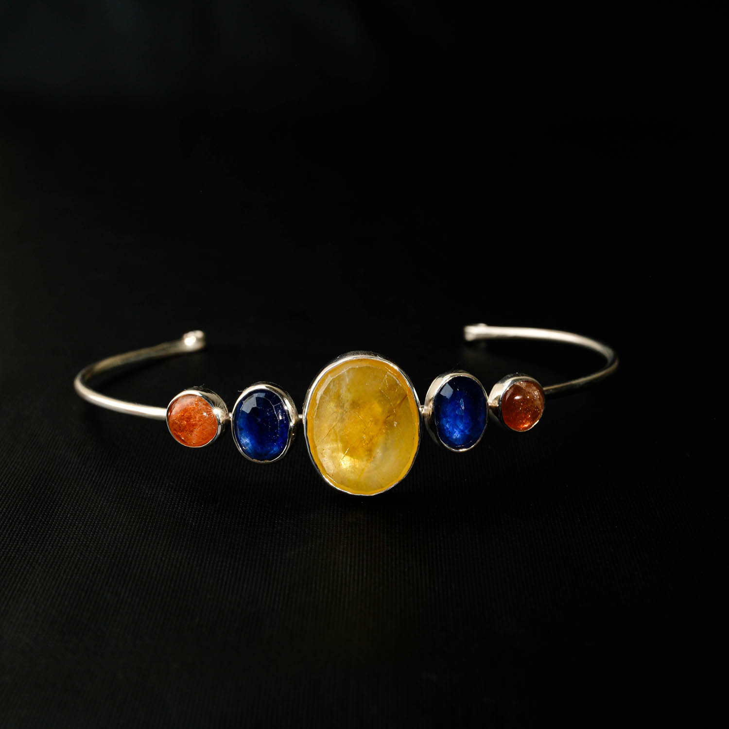 konya-dogaltas-evi-dogal-tas-sari-safir-gunes-mavi-safir-925-ayar-gumus-kelepce-bileklik