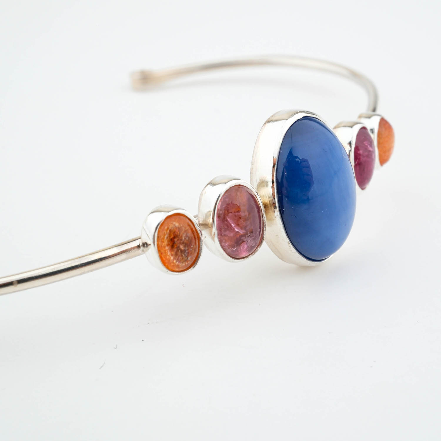 konya-dogaltas-evi-dogal-tas-star-safir-turmalin-gunes-925-ayar-gumus-kelepce-bileklik