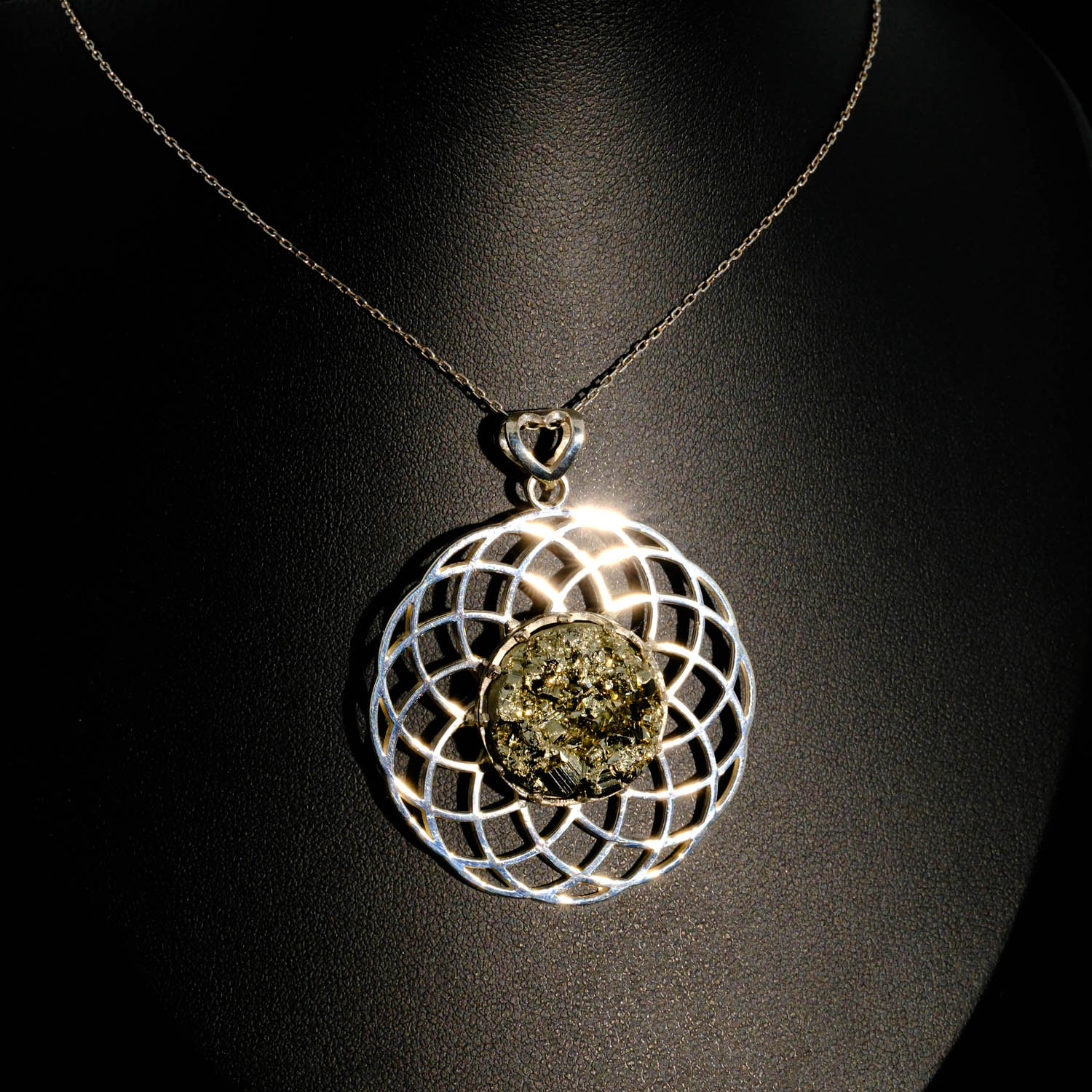 konya-dogaltas-evi-el-yapimi-dogal-pirit-tasi-gumus-tasarim-kolye