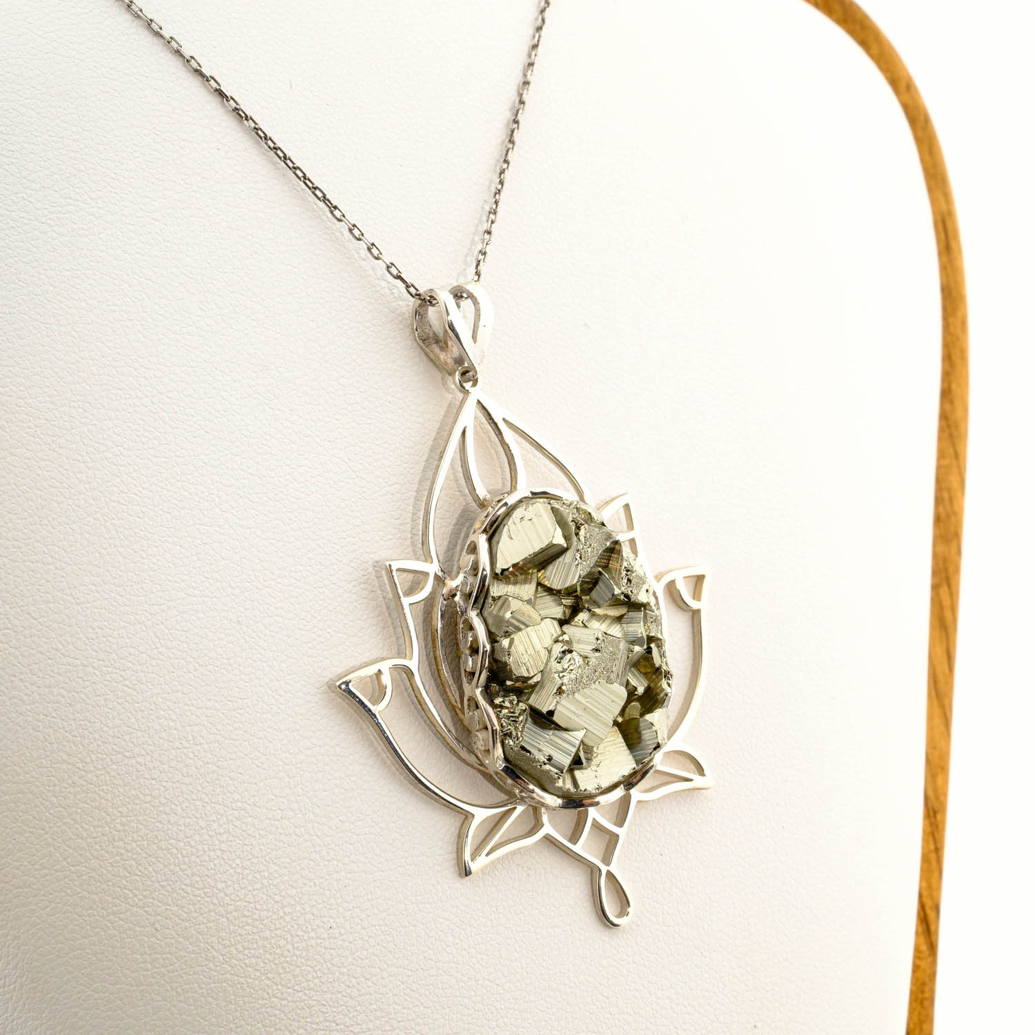 konya-dogaltas-evi-el-yapimi-dogal-pirit-tasi-gumus-tasarim-kolye