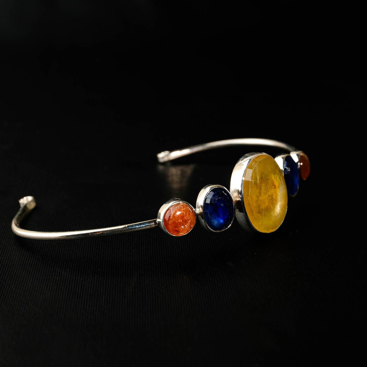 konya-dogaltas-evi-luks-sari-safir-gunes-mavi-safir-ozel-tasarim-925-ayar-gumus-bileklik