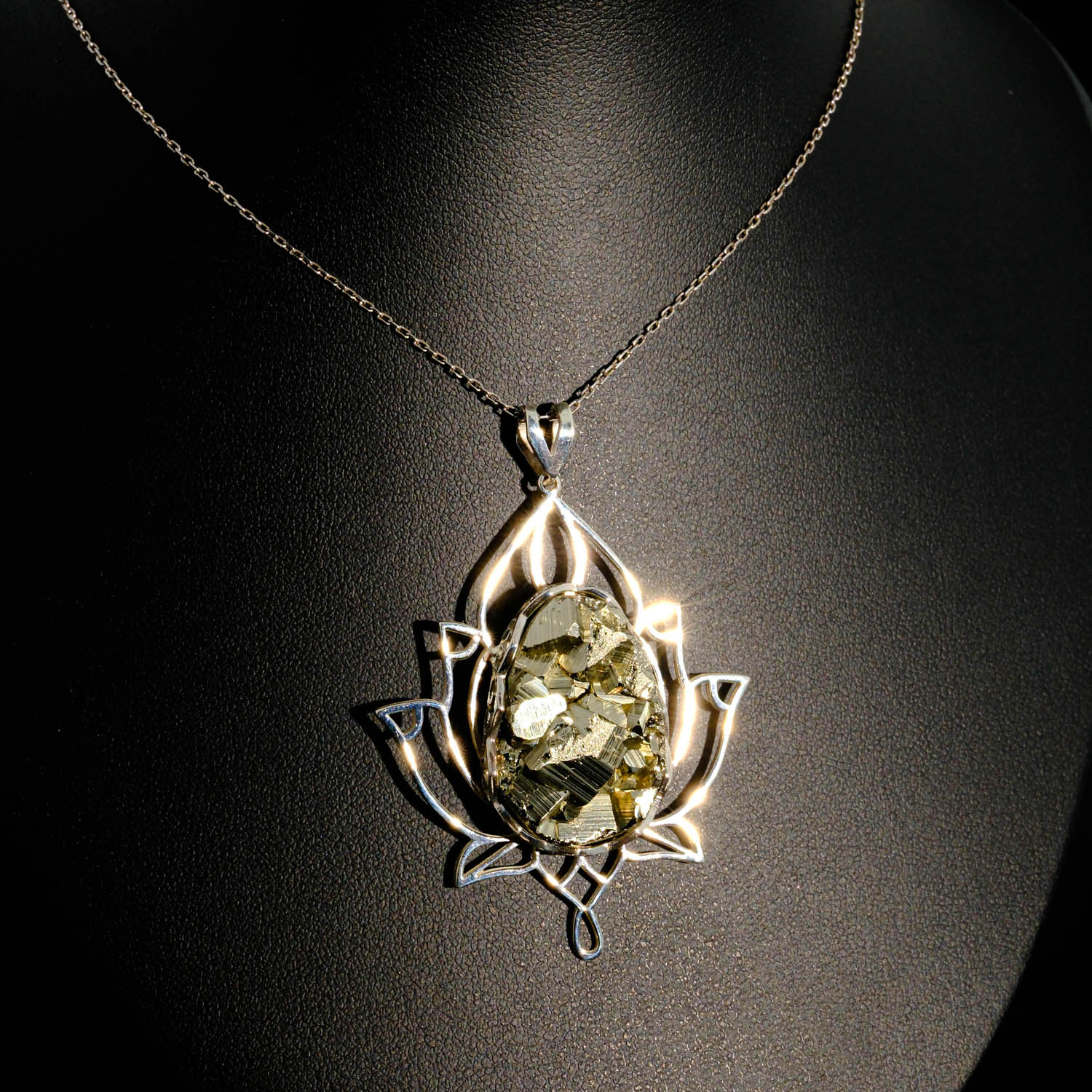 konya-dogaltas-evi-orijinal-degerli-tasli-pirit-kolye-tasarimi