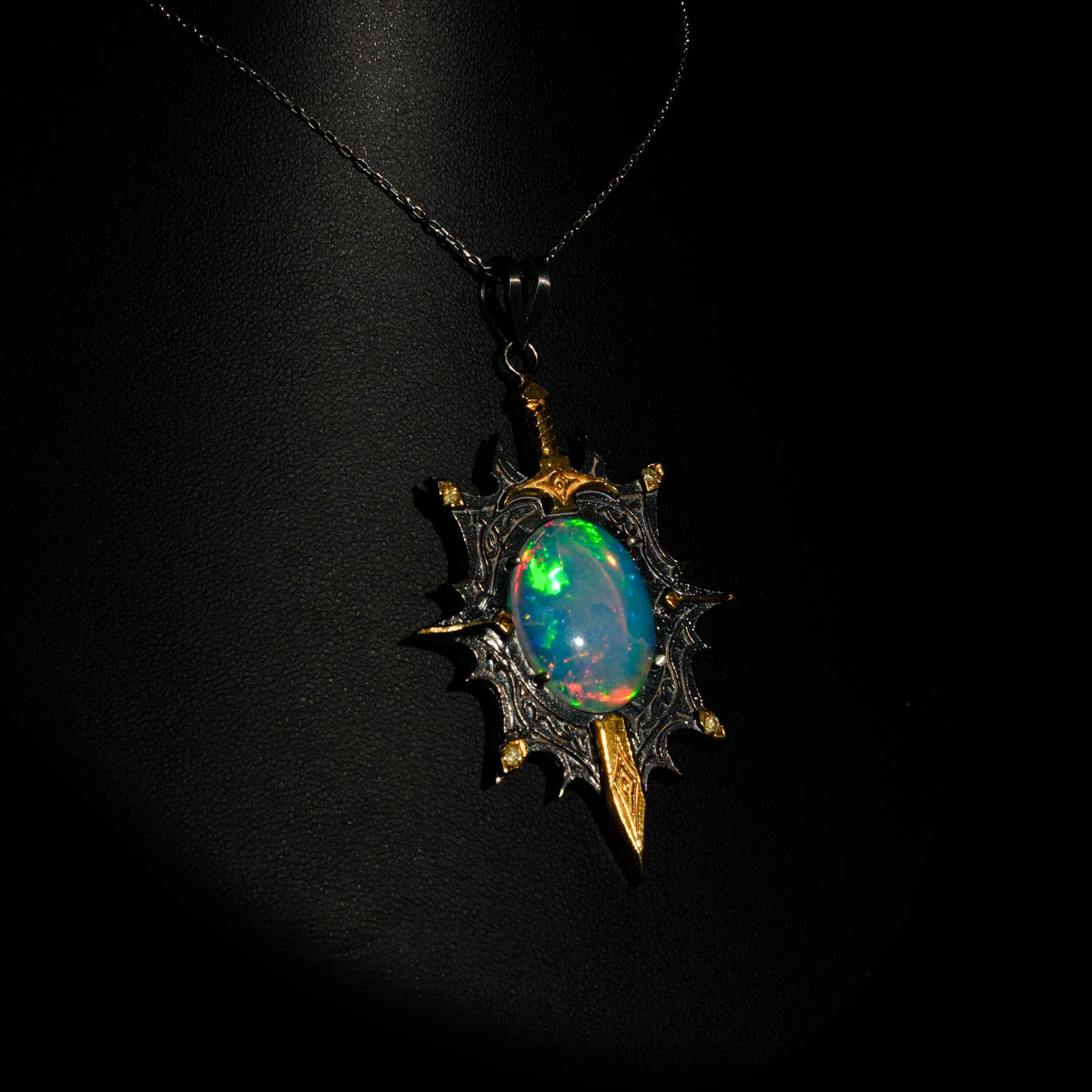 konya-dogaltas-evi-ozel-iscilikli-dogal-opal-ve-pirlanta-tasli-gumus-kolye