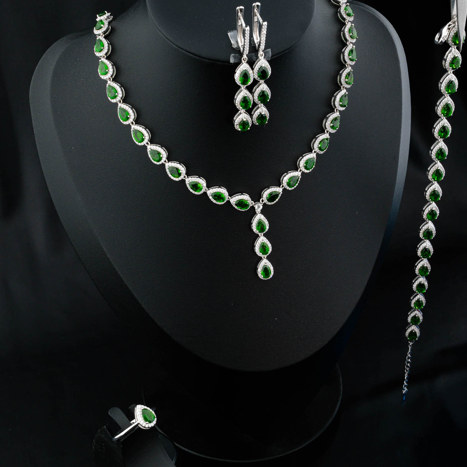 konya-dogaltas-evi-ozel-tasarim-yesil-turmalin-tasli-925-ayar-gumus-sik-bayan-set