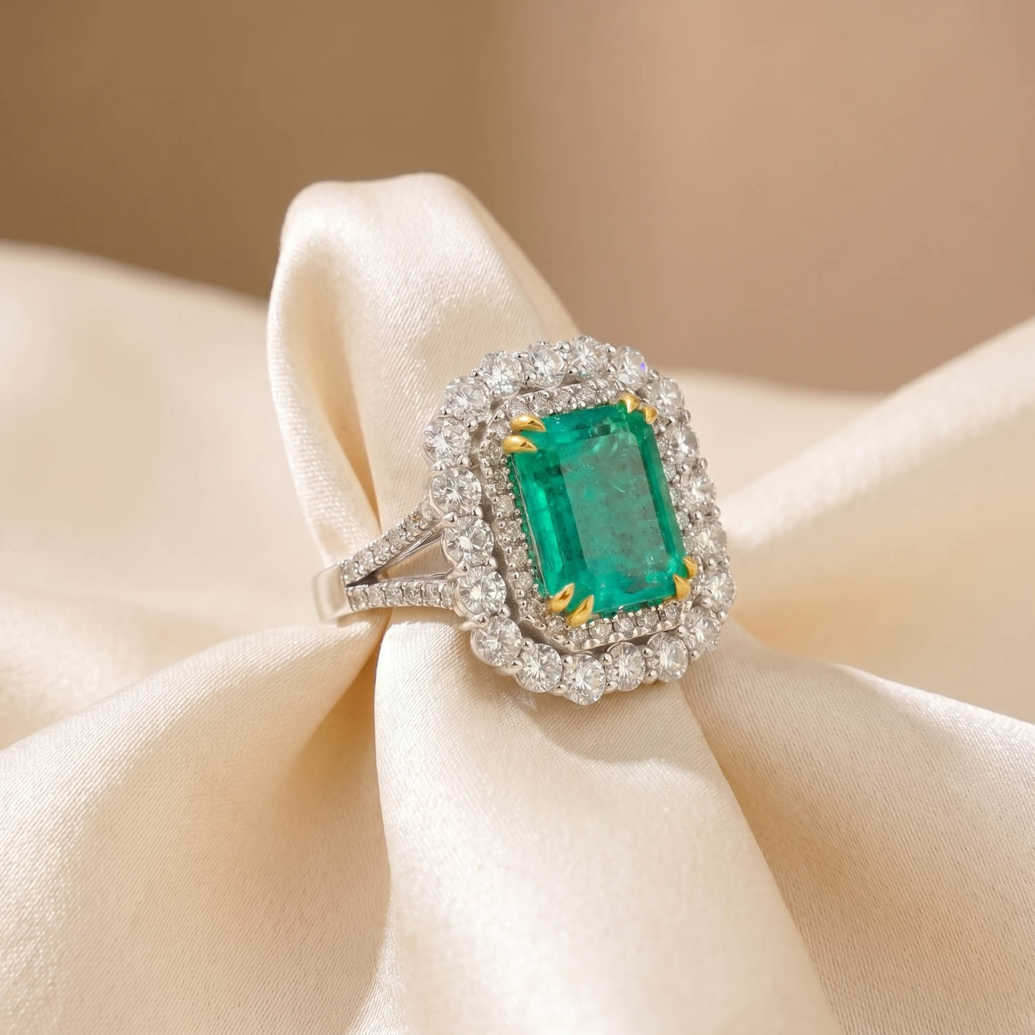 18-ayar-altin-pirlantali-colombia-zumrut-yuzuk-konya-dogal-tas-evi Uluslar arası geçerli sertifikalı 4.73 ct Colombia zümrüt ve pırlantanın usta işçiliğiyle birleşimi.