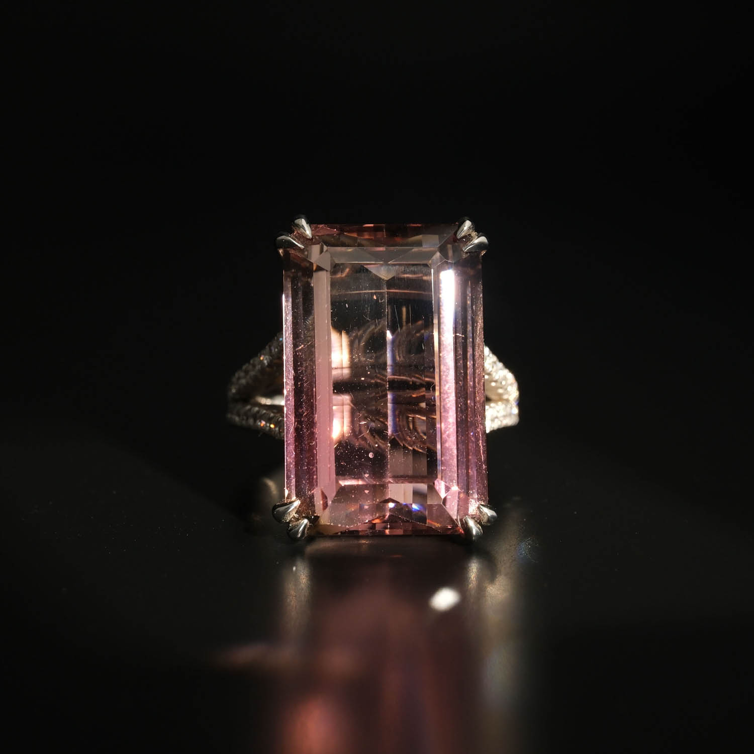 19-38-ct-tourmaline-diamond-gold-ring-vip-design Uluslar arası geçerli sertifikalı 19.38 ct turmalin ve pırlantanın usta işçiliğiyle birleşimi.