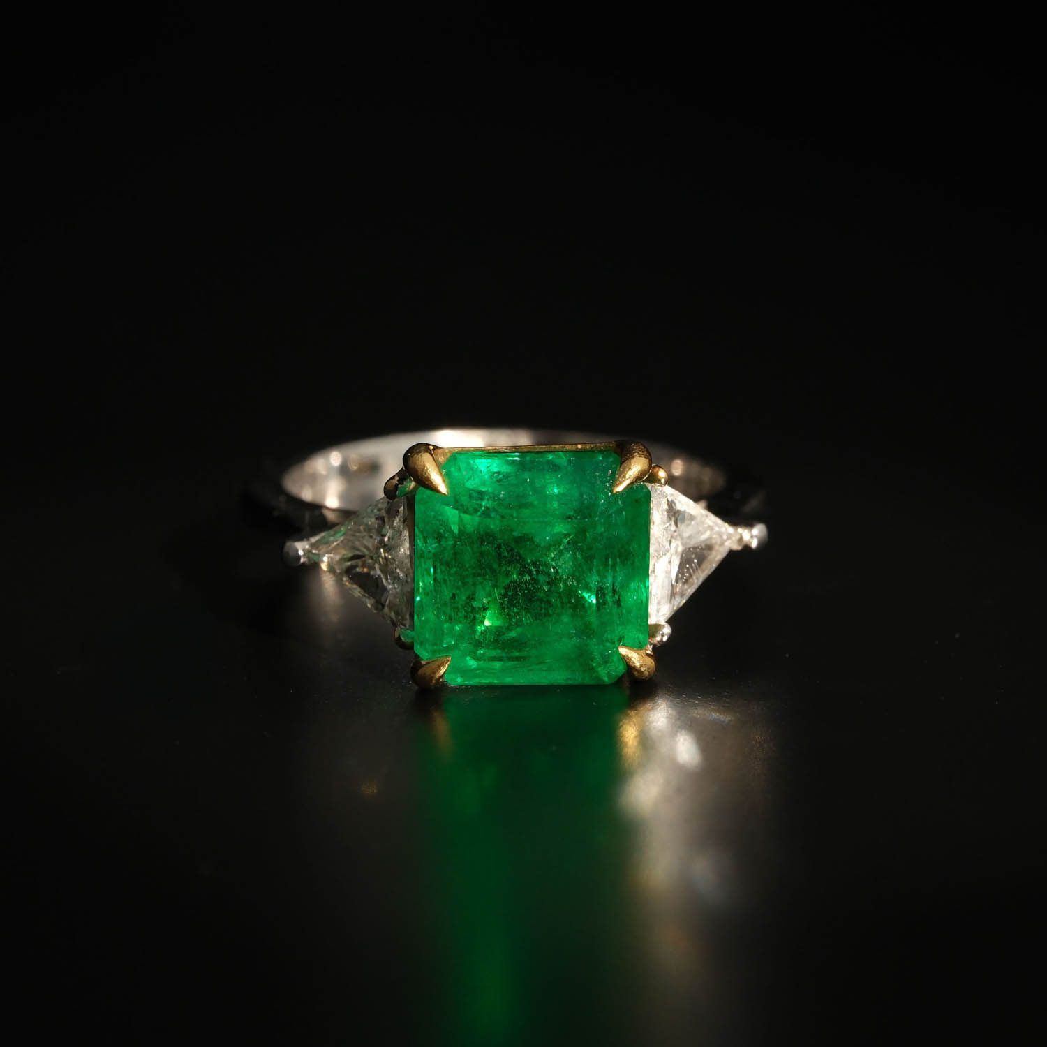 3-57-ct-zambia-emerald-diamond-gold-ring-vip-design GH Colour & VS-SI Clarity pırlantalarla süslenmiş el işçiliği VIP altın yüzük.