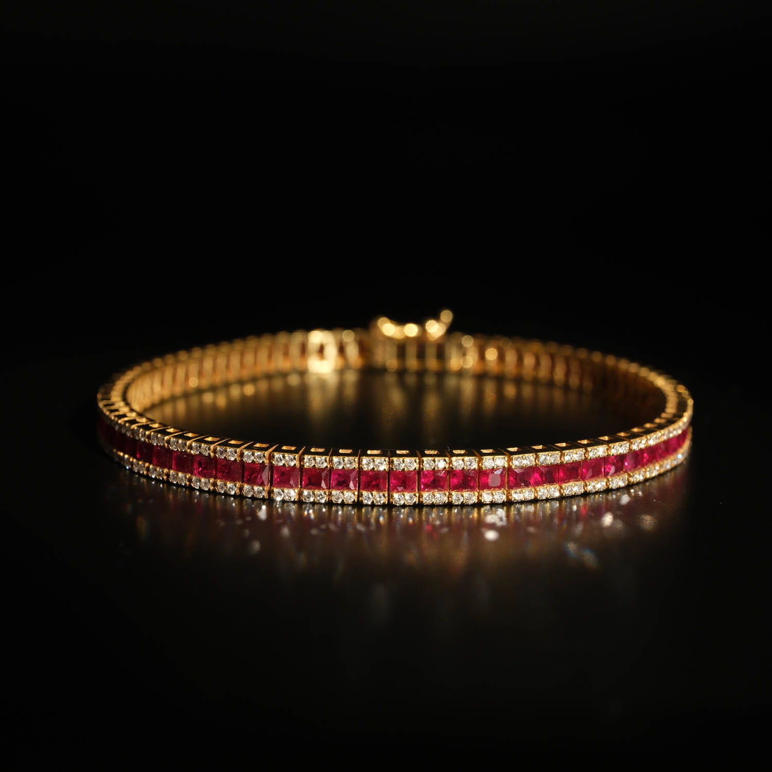 6-27-ct-ruby-square-cut-diamond-bracelet-vip-design GH Colour & VS-SI Clarity pırlantalarla süslenmiş el işçiliği VIP altın bileklik modeli.