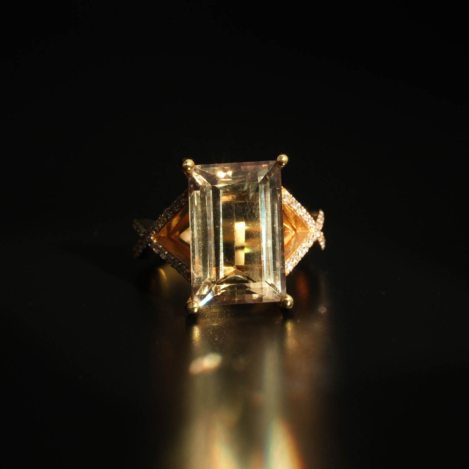 9-26-ct-natural-zultanite-diamond-gold-ring-vip-design GH Colour & VS-SI Clarity pırlantalarla süslenmiş el işçiliği VIP altın yüzük.