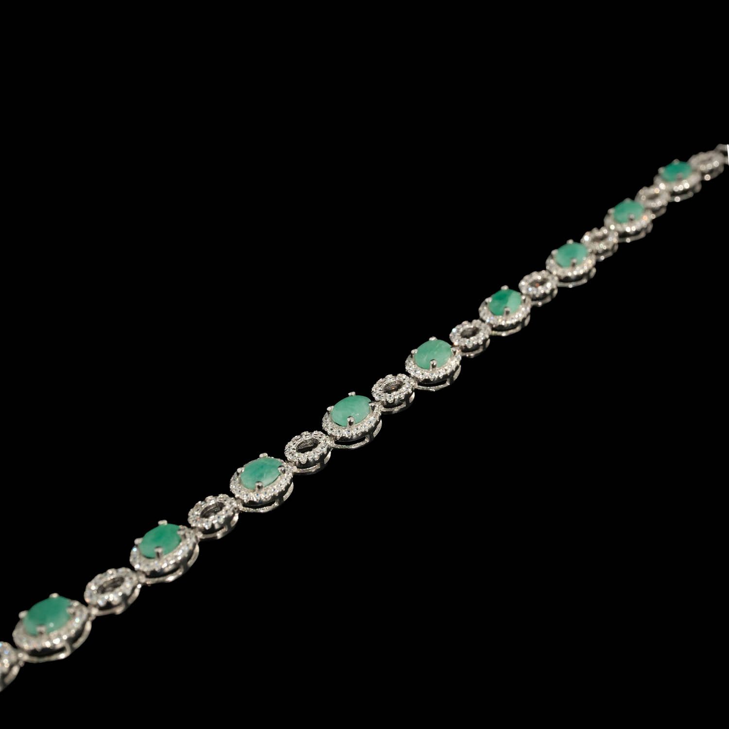 bracelet-argent-pierre-naturelle-emeraude-ovale 925 sterling silver women's bracelet designed with oval cut original emerald natural stones and sparkling details.