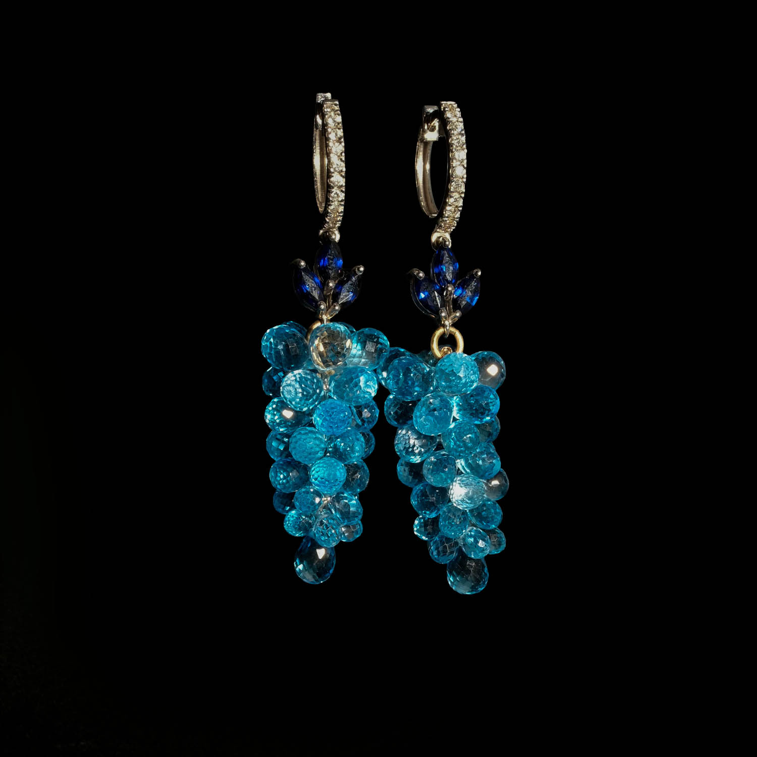 el-isciligi-sertifikali-luks-blue-topaz-safir-altin-mucevher-kupe 14 ayar beyaz altın detaylı, kulakta sergilenen sertifikalı safir ve salkım Blue Topaz küpe.