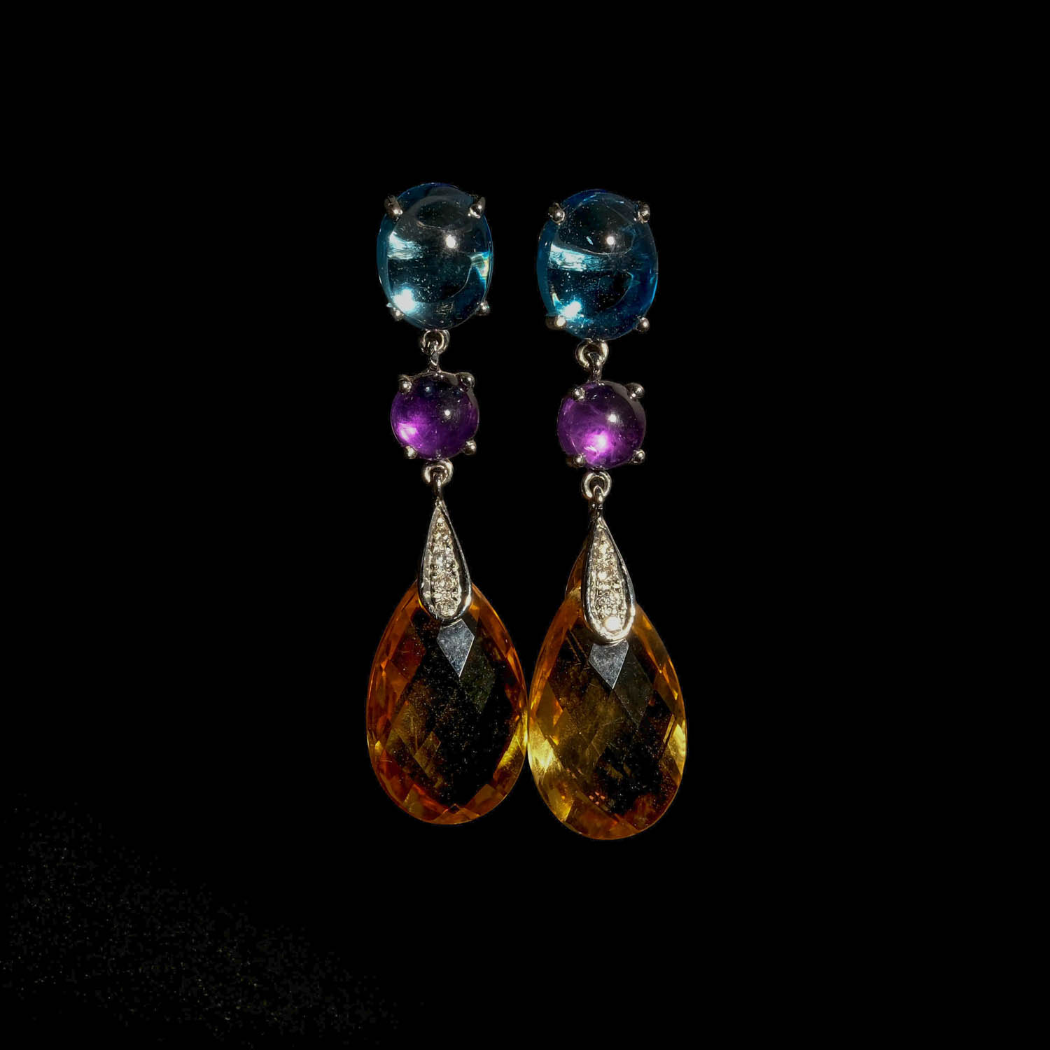 el-isciligi-sertifikali-luks-sitrin-topaz-altin-mucevher-kupe Uluslar arası geçerli sertifikalı kabaşon Blue Topaz, ametist ve damla sitrinin usta işçiliğiyle birleşimi.