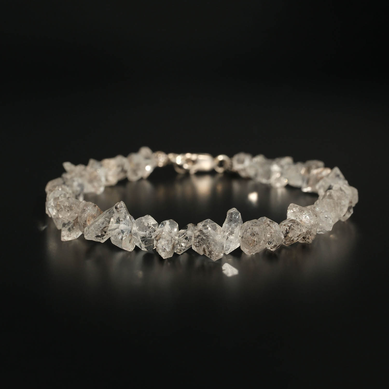 herkimer-diamond-natural-stone-silver-bracelet Bracelet en argent conçu avec des pierres naturelles brutes de diamant d'Herkimer transparent.