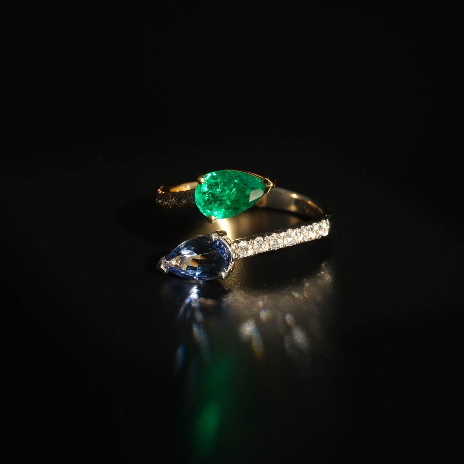 luxury-handmade-emerald-sapphire-diamond-gold-ring (2) Zambia zümrüt ve safirin usta el işçiliğiyle birleştiği lüks tasarım.