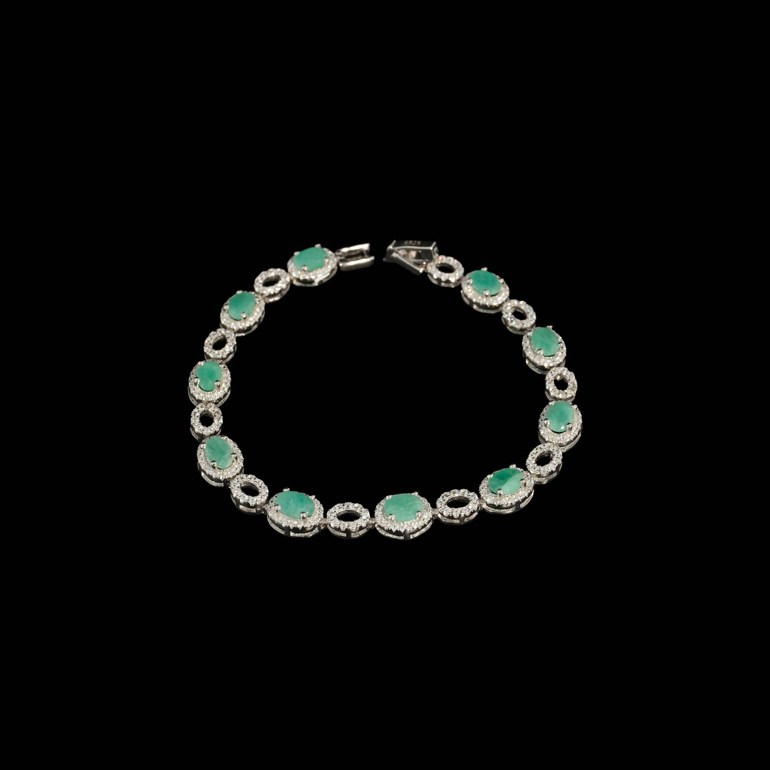 oval-cut-emerald-natural-stone-silver-bracelet Bracelet pour femme en argent 925 conçu avec des pierres naturelles d'émeraude originale de taille ovale et détails scintillants.
