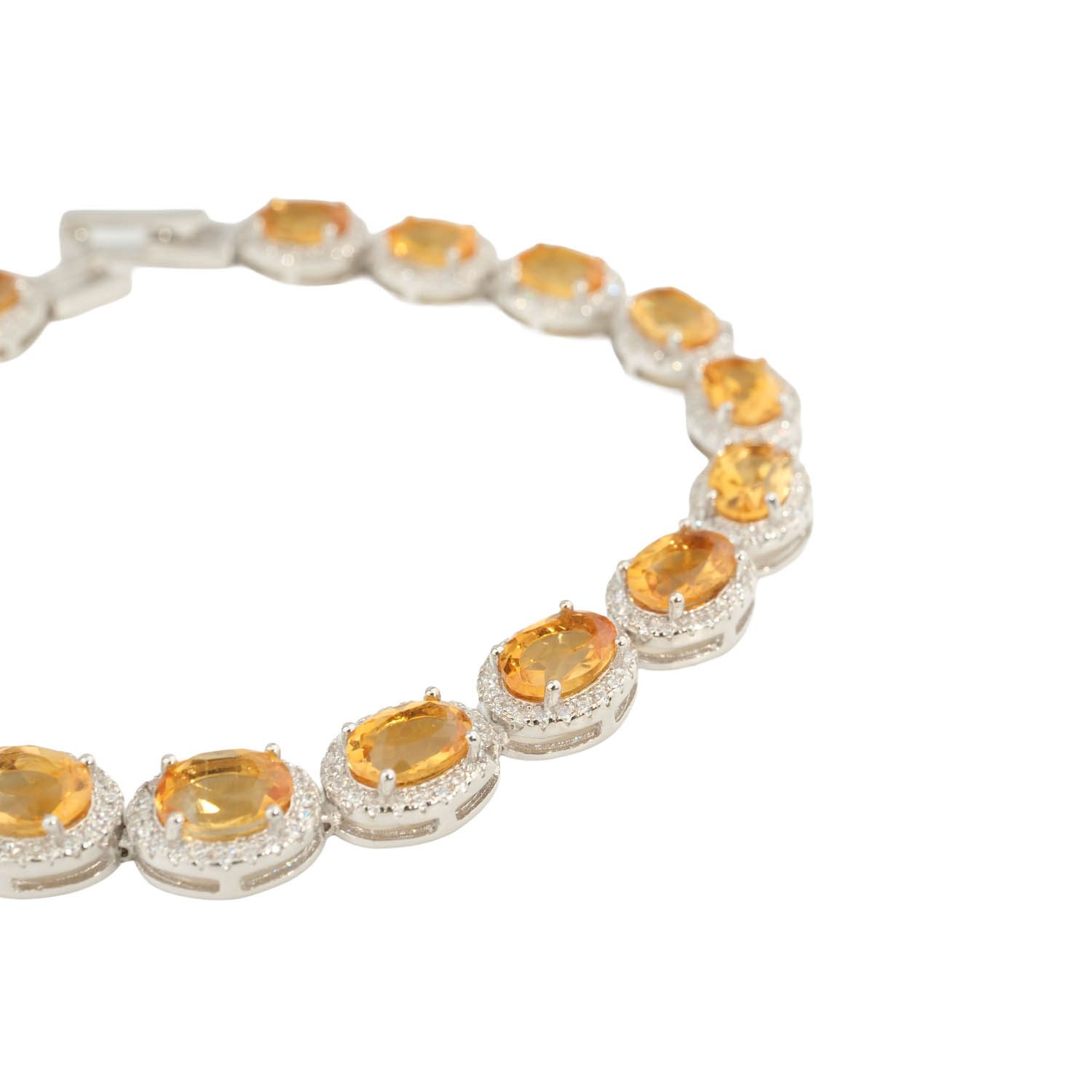 ovali-pjuvio-citrinas-naturalus-akmuo-sidabrine-apyranke Bracelet pour femme en argent 925 conçu avec des pierres naturelles de citrine de taille ovale et détails scintillants.