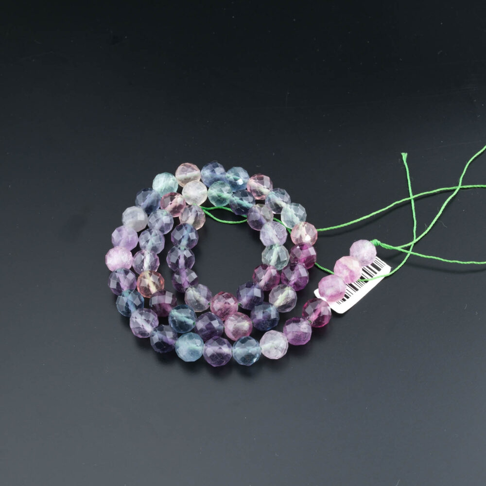 Facettierter 4A+ Qualität Regenbogen-Fluorit-Natursteinstrang in 8mm Größe mit lila und grünen Verläufen, vorbereitet für das Schmuckdesign.