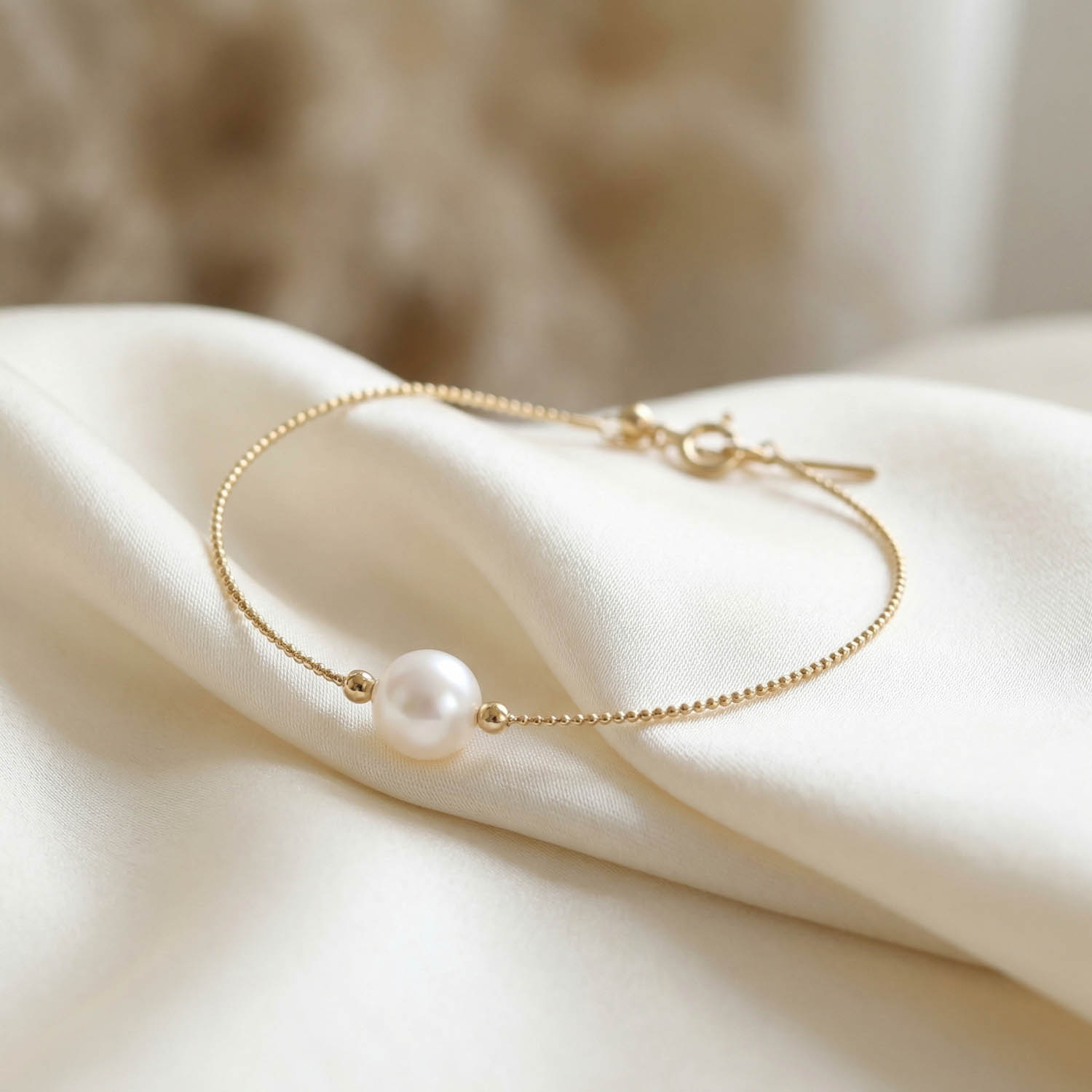 altin-inci-tasarim-bileklik 18k gold chain bracelet featuring an elegant original white pearl in the center.