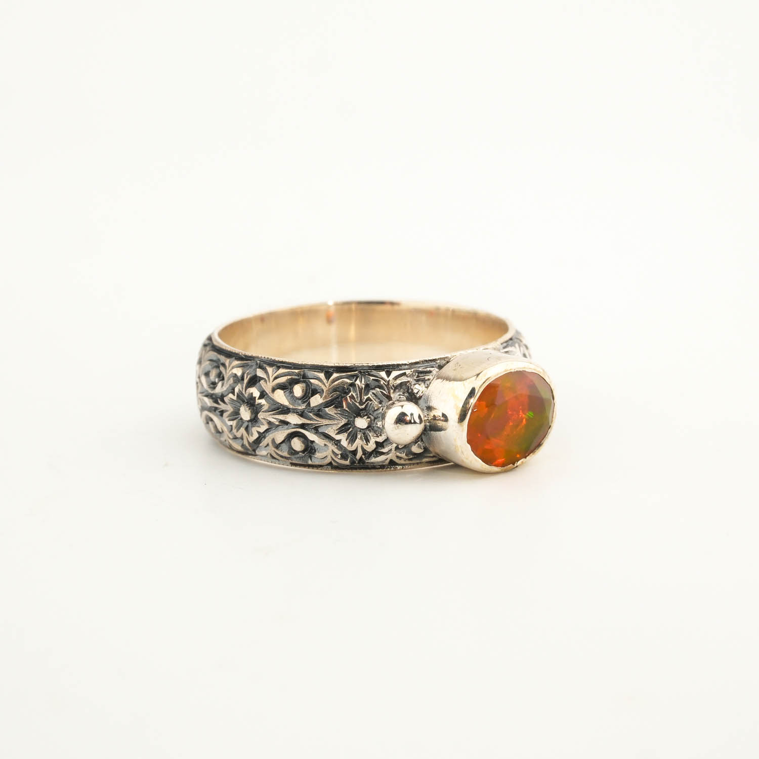 anello-argento-fatto-a-mano-opale-arancione Bague en argent 925 ornée d'une pierre naturelle d'opale orange originale de taille ovale et de motifs détaillés faits à la main.