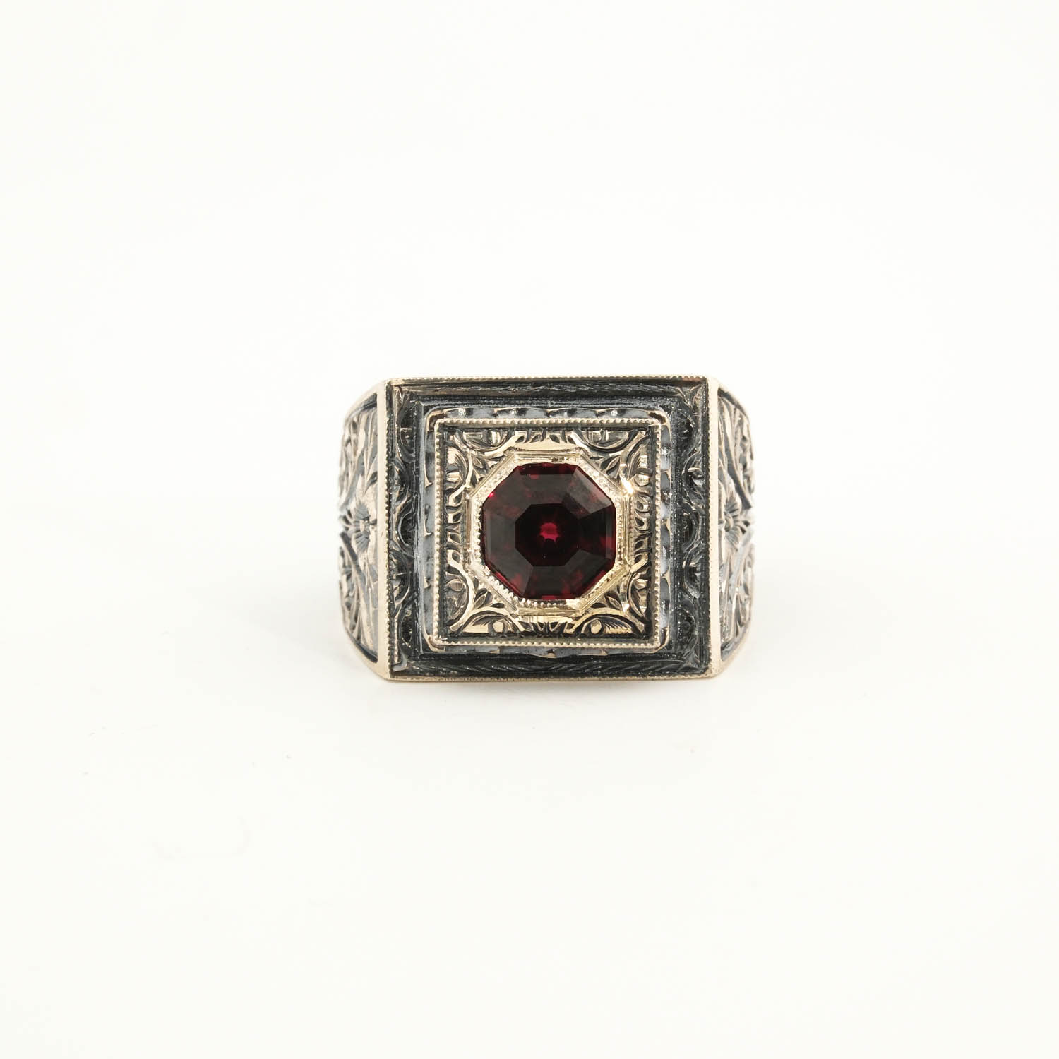 anello-uomo-argento-fatto-a-mano-granato-quadrato 925 sterling silver men's ring featuring an octagonal facet cut original garnet natural stone in a square frame with handcrafted floral motifs.