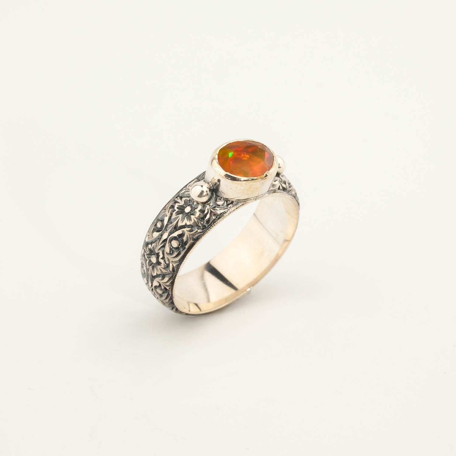 anillo-plata-hecho-a-mano-opalo-naranja خاتم من الفضة عيار 925 مرصع بحجر أوبال برتقالي طبيعي أصلي بقصة بيضاوية وزخارف يدوية دقيقة.