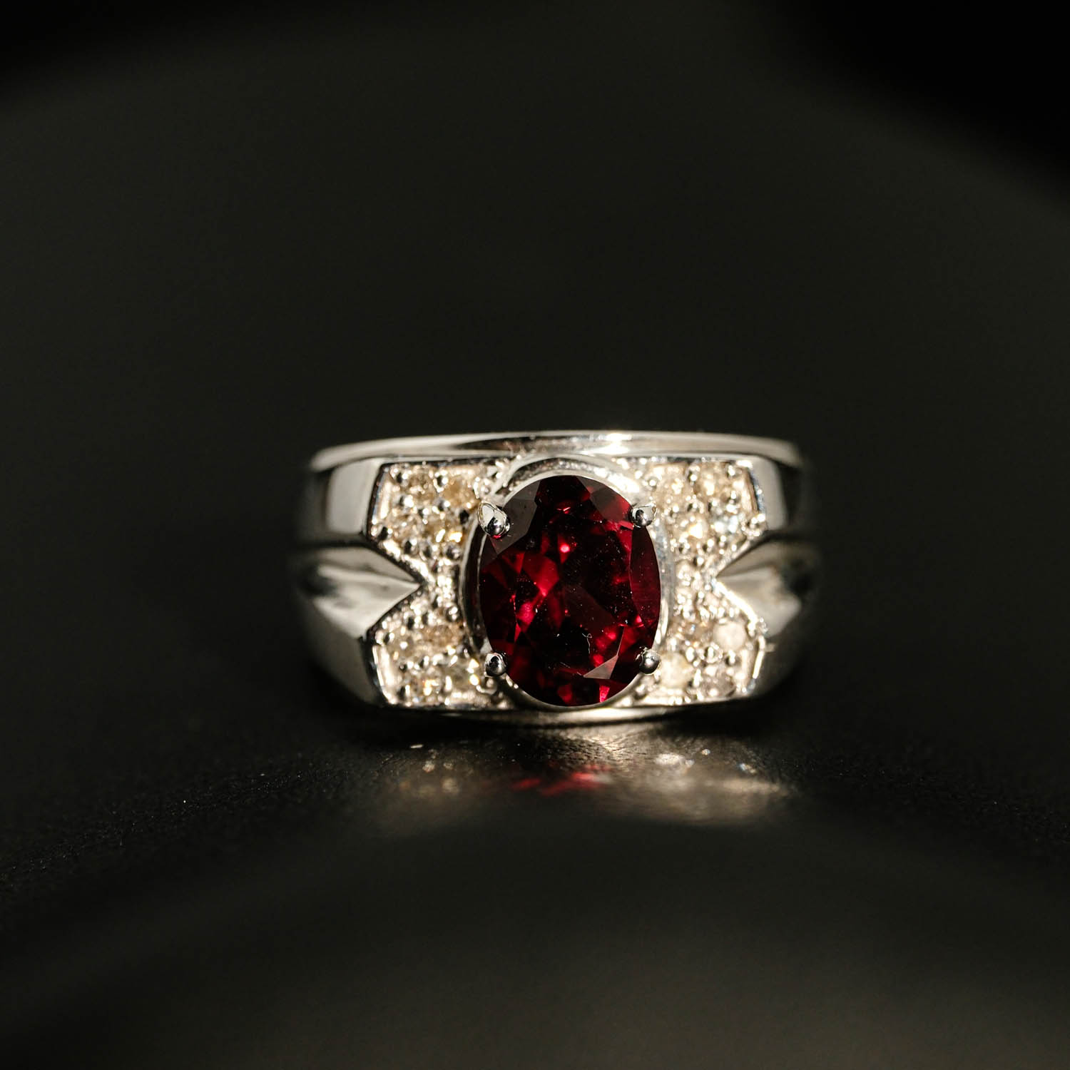 bague-argent-tourmaline-rubellite-diamant Bague design en argent 925 ornée d'une tourmaline rubellite ovale originale et de diamants.