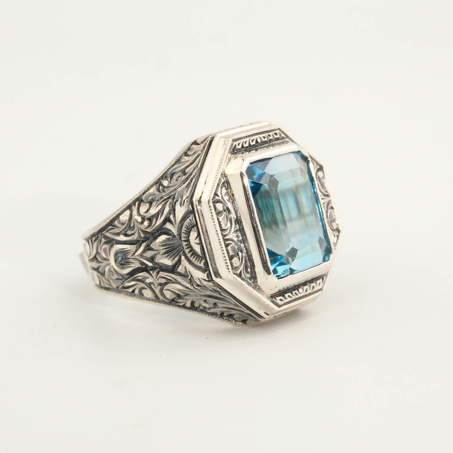 bague-homme-argent-fait-main-topaze-bleue-rectangulaire خاتم رجالي من الفضة عيار 925 مرصع بحجر توباز أزرق طبيعي أصلي بقصة مستطيلة ونقوش يدوية.