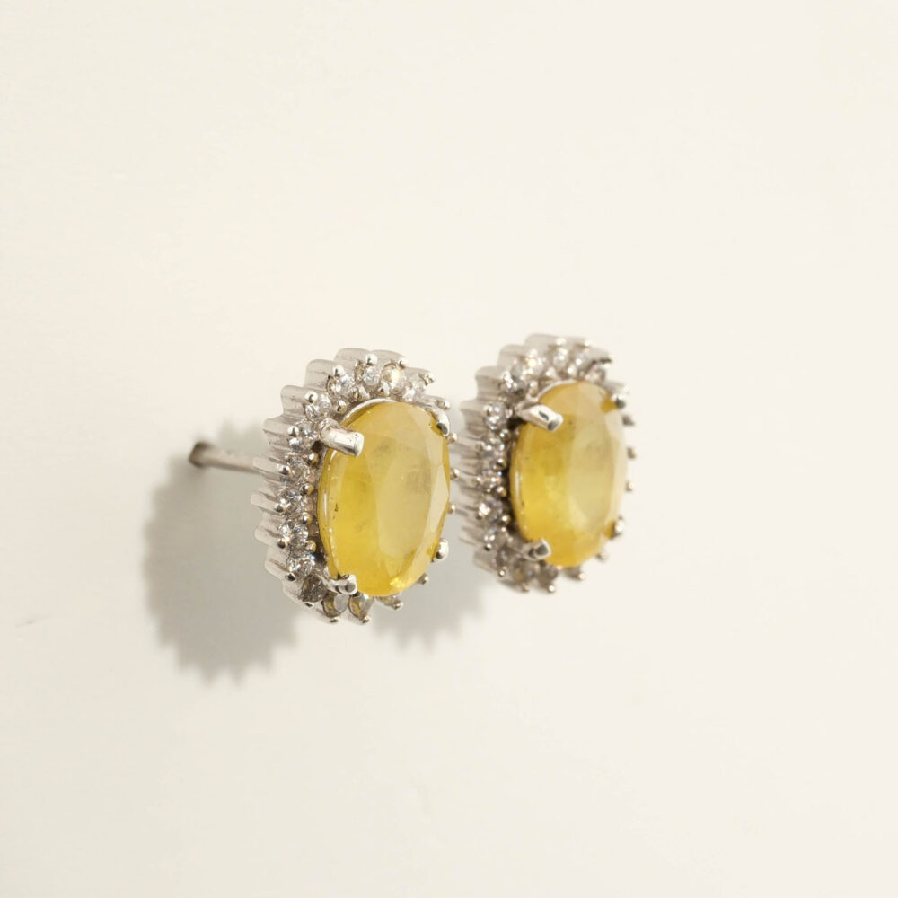 Orecchini di design di lusso realizzati con pietre di zaffiro giallo naturale a taglio sfaccettato ovale incastonate in argento sterling 925 con halo di zirconi.