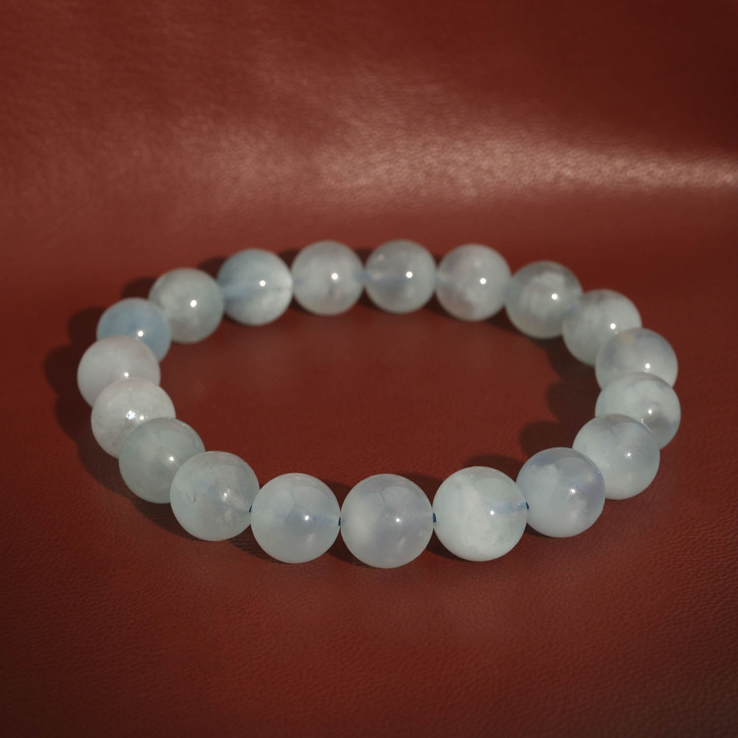 bracciale-pietra-naturale-acquamarina-10mm-lusso A luxury flexible natural stone bracelet made of 10-11mm round smooth translucent light blue aquamarine beads.