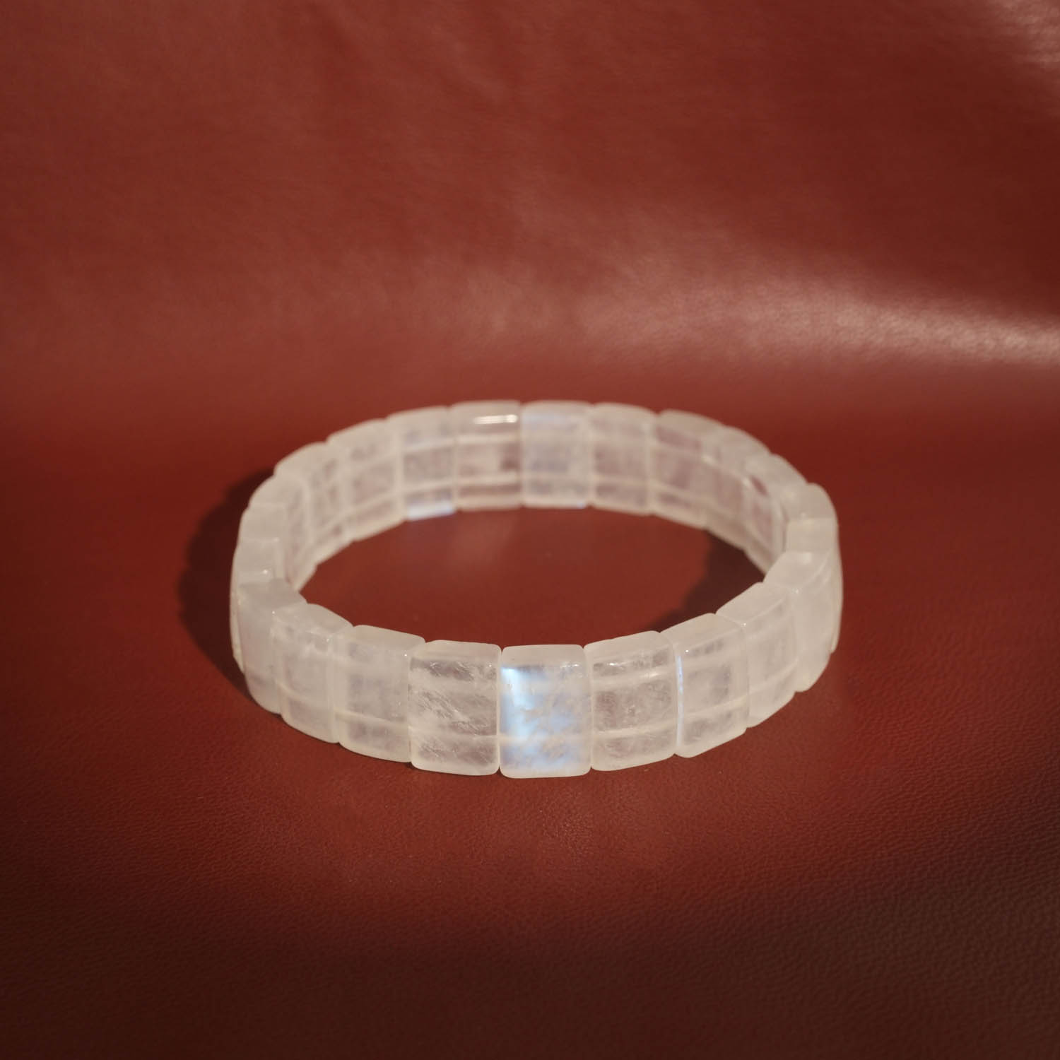 bracciale-pietra-naturale-pietra-di-luna-qualita-5a-rolex Bracelet de taille rolex en pierre naturelle de lune originale de qualité 5A+ avec des reflets bleus saisissants.