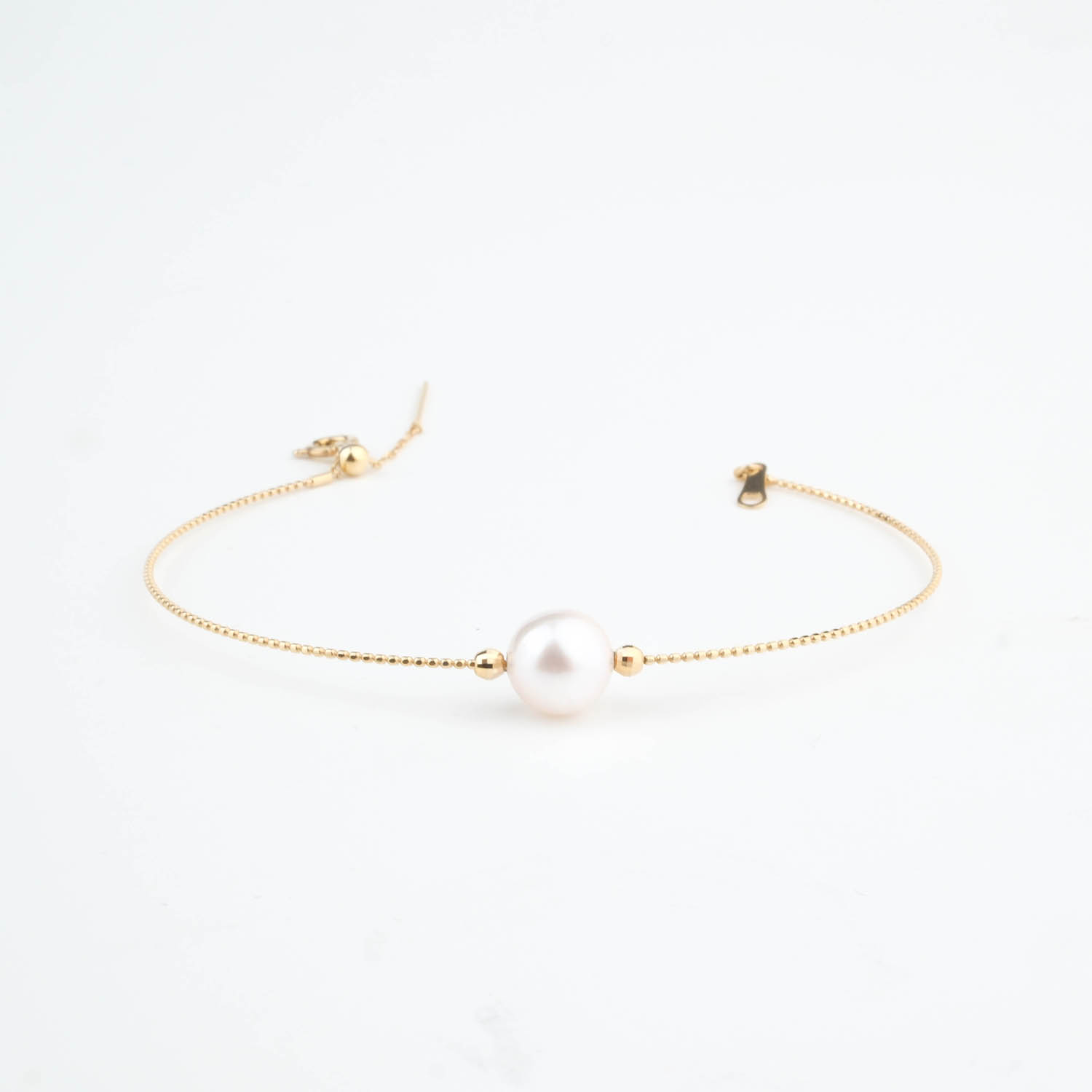 bracelet-or-perle-design سوار رقيق بسلسلة من الذهب عيار 18 قيراط مع لؤلؤة بيضاء أصلية في المركز.