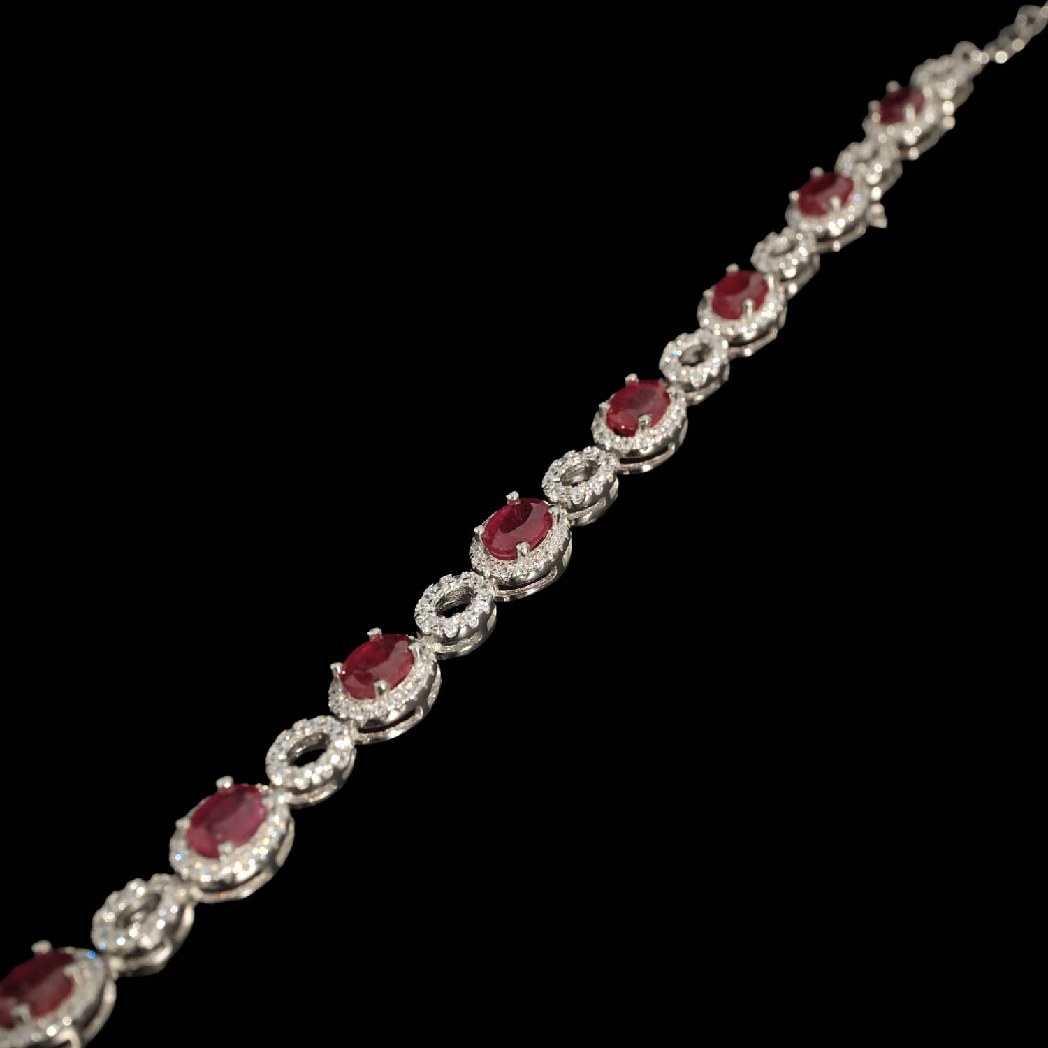 bracelet-pierre-naturelle-rubis-argent-925-luxe Bracelet flexible en argent sterling 925 orne de pierres de rubis rouge coupe ovale originales et d'accents de zircon brillant.