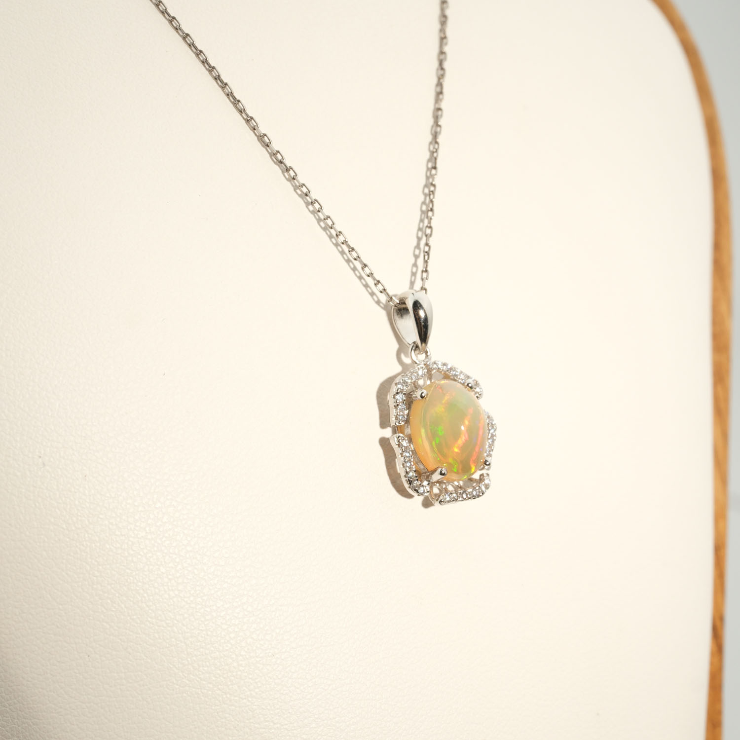 ciondolo-pietra-naturale-opale-argento-925-lusso Ciondolo di design di lusso realizzato con pietre di opale naturale a taglio cabochon ovale incastonate in argento sterling 925 con accenti di zirconi.