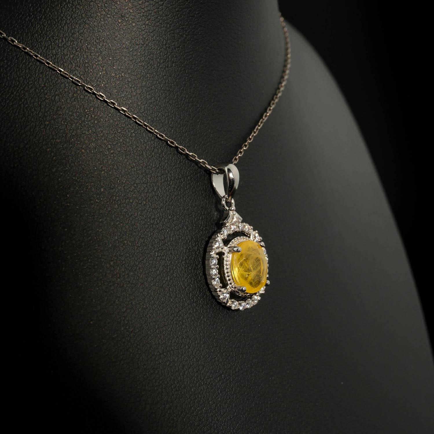 ciondolo-pietra-naturale-zaffiro-giallo-argento-925 Luxus-Design-Kette aus einem originalen gelben Saphir-Edelstein im Oval-Cabochon-Schliff, gefasst in 925er Sterlingsilber mit Zirkon-Halo.