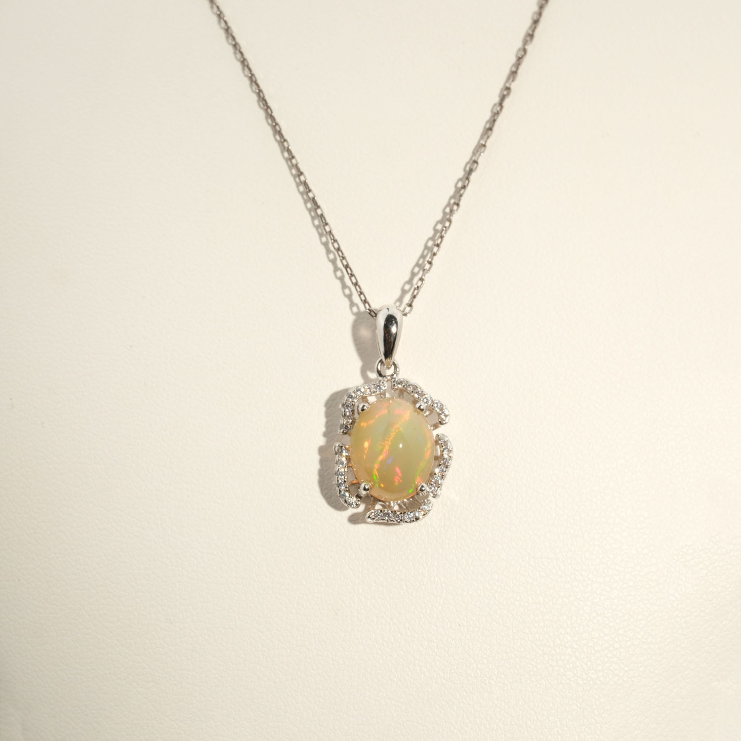 colgante-piedra-natural-opalo-diseno-plata-925 Colgante de diseño de lujo hecho de piedras de ópalo natural de corte cabujón ovalado engastadas en plata de ley 925 con detalles de circonitas.