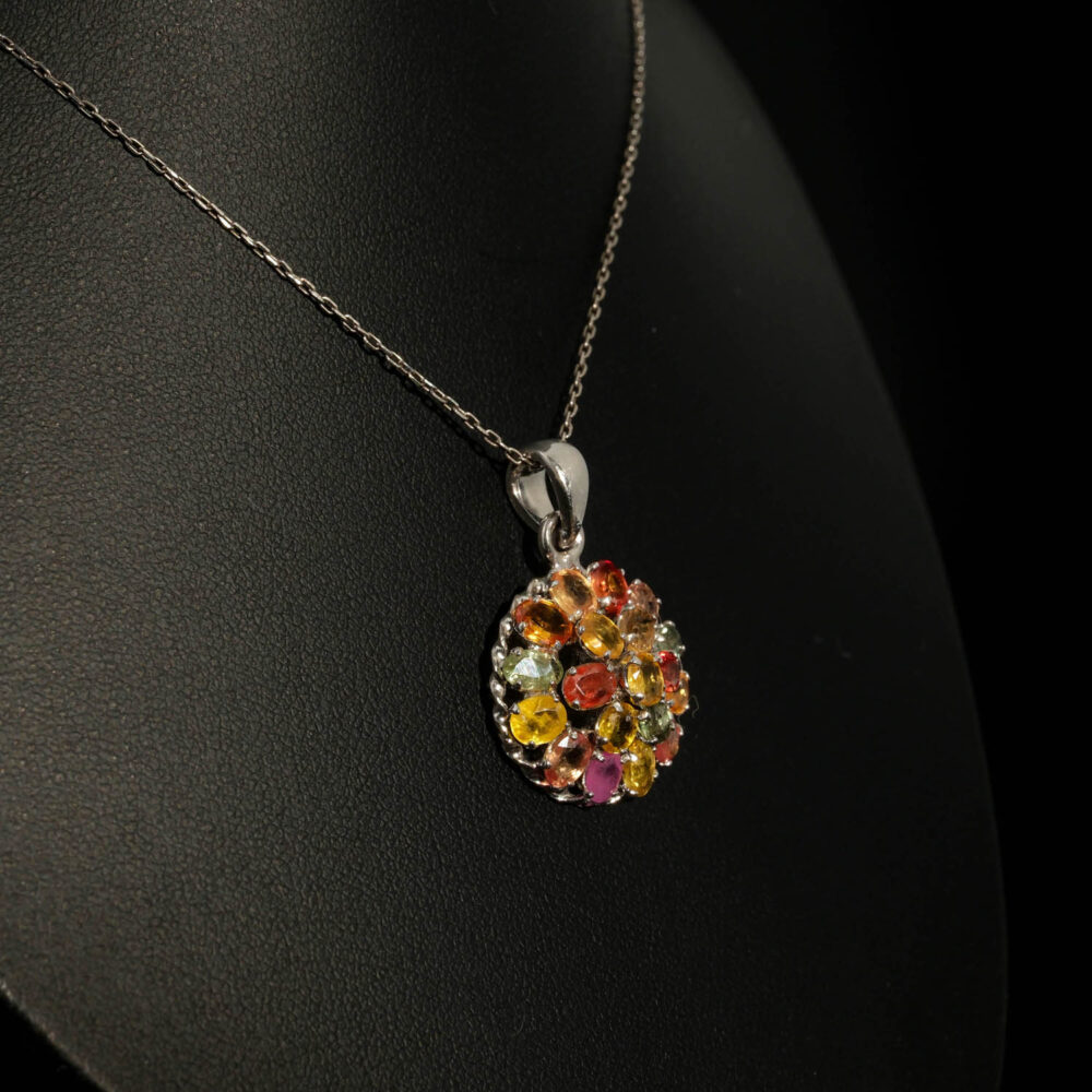 Luxus-Design-Kette aus 925er Sterlingsilber in Blumenform, besetzt mit originalen bunten Saphir-Edelsteinen im Facettenschliff.