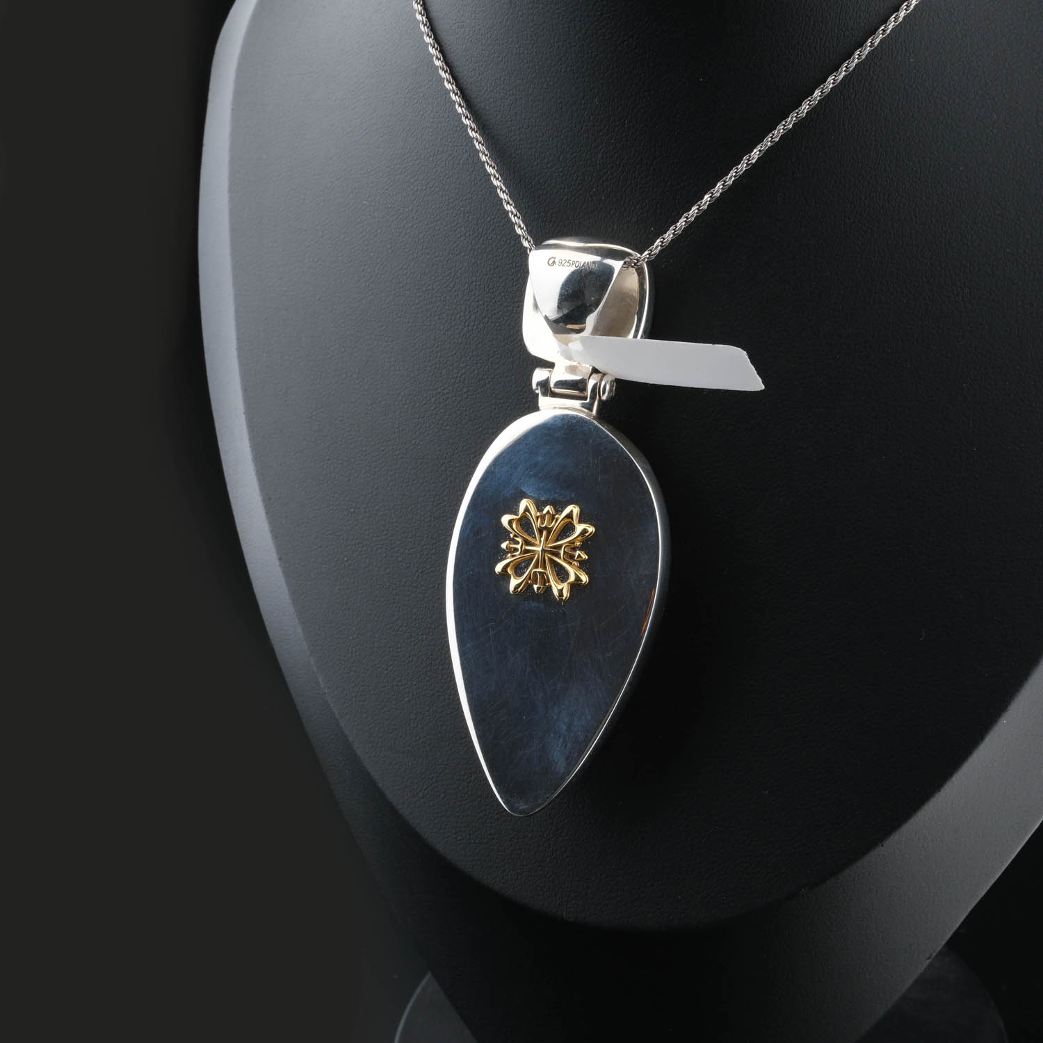 collana-argento-ambra-goccia-da-collezione Collana da collezione realizzata a mano in argento sterling 925 con pietra d'ambra naturale originale a forma di goccia, decorata con smalto verde scuro ed eleganti motivi in argento.