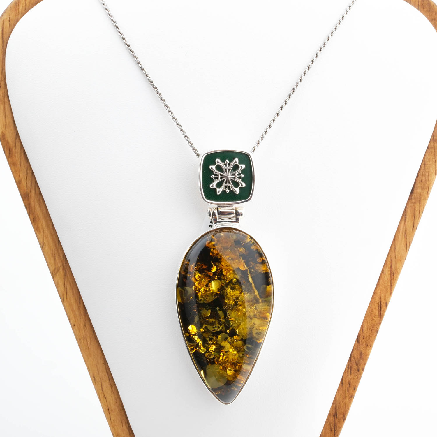 collectible-teardrop-amber-silver-necklace Collier de collection en argent sterling 925 fabriqué à la main avec une pierre d'ambre naturelle originale en forme de goutte, décoré d'un travail en émail vert foncé et d'élégants motifs en argent.