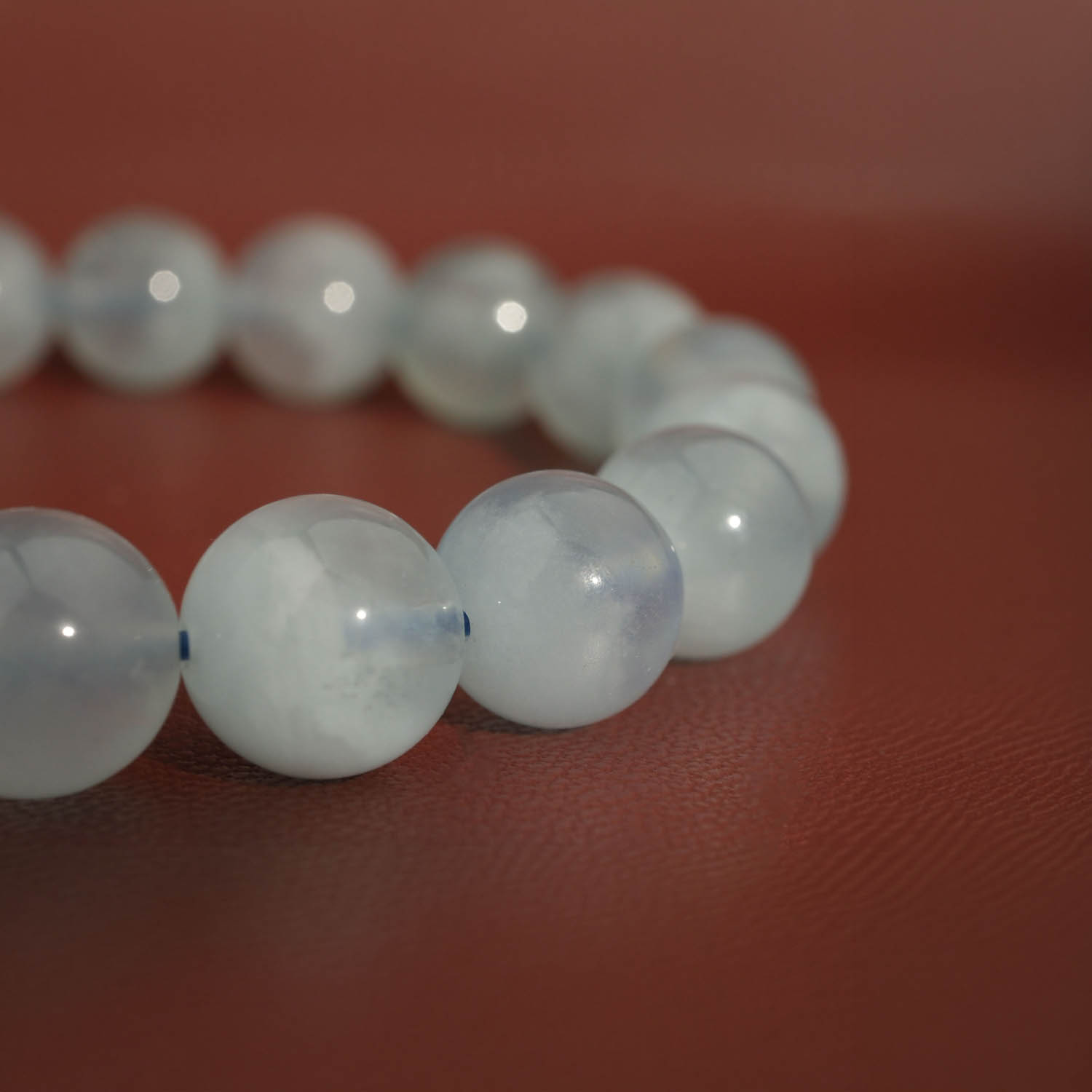 echtes-aquamarin-naturstein-armband-10mm Bracelet flexible en pierre naturelle fait de perles rondes et lisses d'aigue-marine bleu clair translucide de 10-11mm.