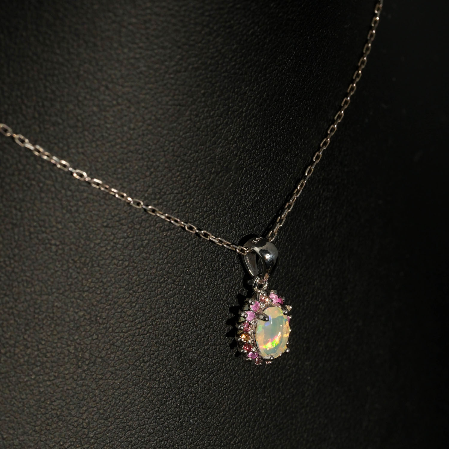 echtes-opal-und-bunter-saphir-naturstein-925-silber-schmuckset A luxury designer jewelry set including a ring, earrings, and necklace made of original oval cabochon opals surrounded by a multicolor sapphire halo in 925 sterling silver.