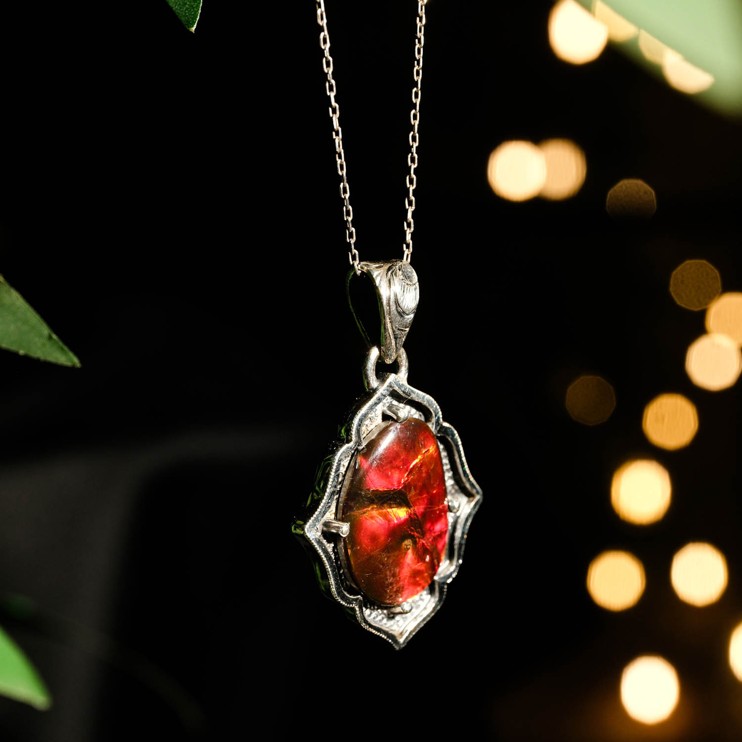 el-isciligi-ammonite-bodrial-opal-gumus-kolye Collar de plata 925 con una piedra natural de ópalo ammonite bodrial original con destellos ardientes rojos y verdes y motivos detallados hechos a mano.