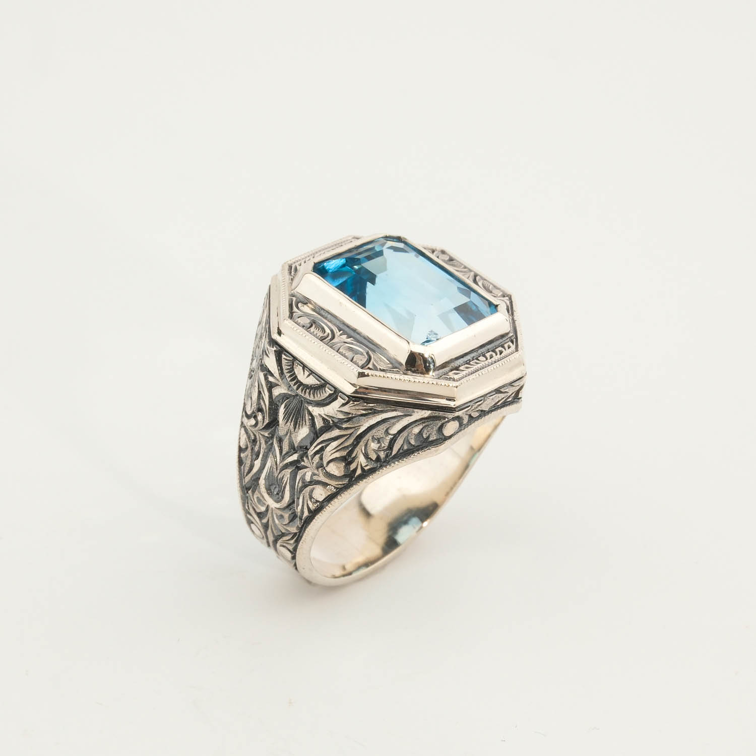 el-isciligi-dikdortgen-kesim-blue-topaz-gumus-erkek-yuzuk 925 sterling silver mens ring featuring a rectangular facet cut original blue topaz natural stone and handcrafted engravings.