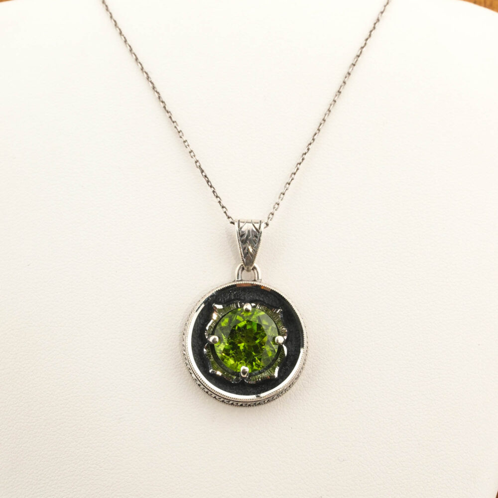 Collier en argent 925 orné d'une pierre naturelle de péridot original de taille ronde et de détails de griffes en forme de pétale de fleur.