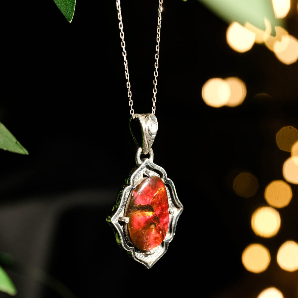 Kırmızı ve yeşil ateşli yansımalara sahip orijinal ammonite bodrial opal doğal taşlı ve detaylı el işçiliği motifli 925 ayar gümüş kolye.