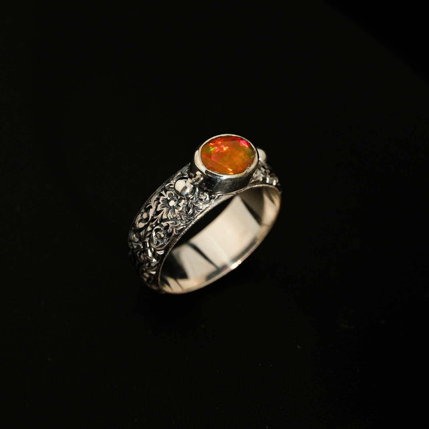 handcrafted-orange-opal-silver-ring Anello in argento 925 con una pietra naturale di opale arancione originale con taglio ovale e motivi dettagliati fatti a mano.