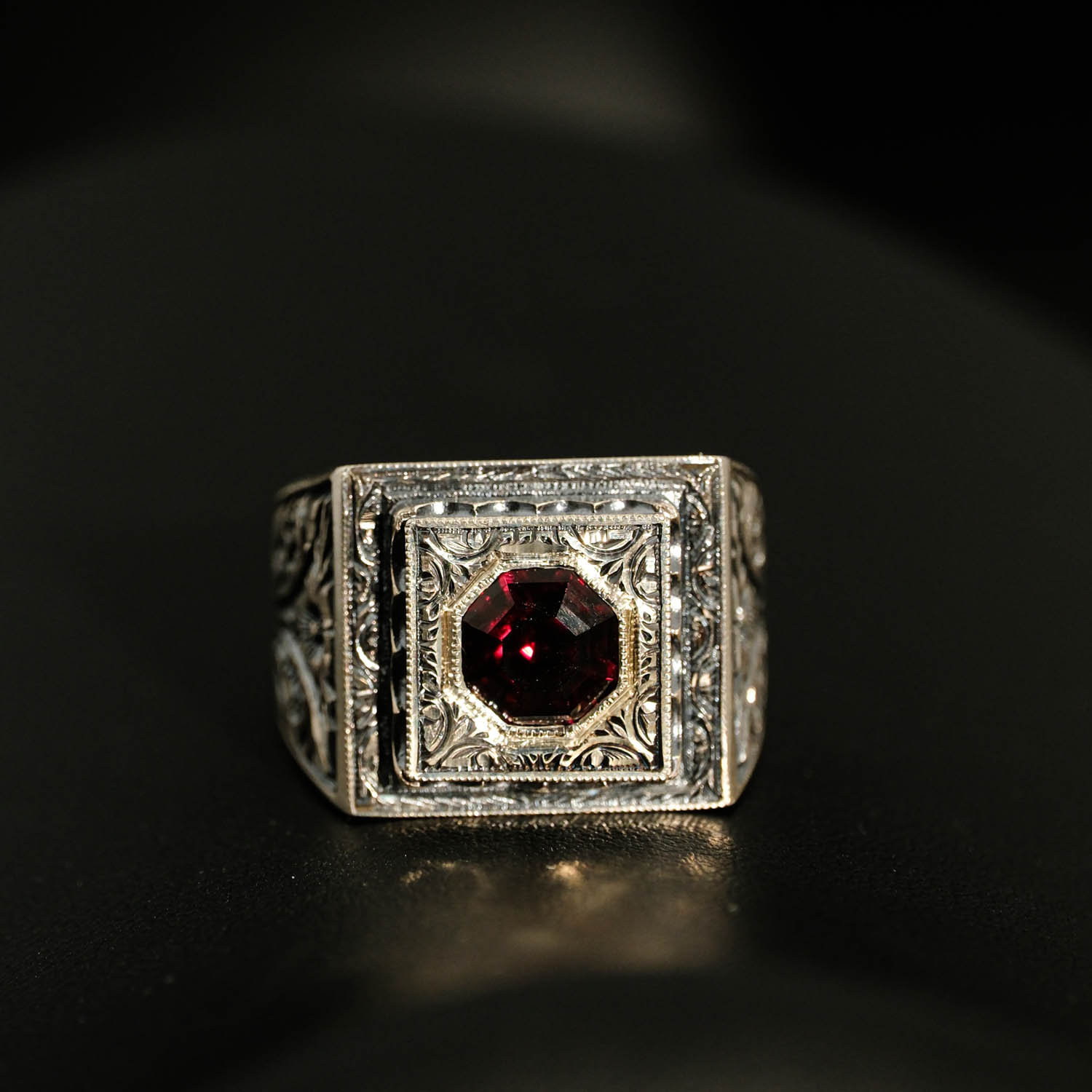 handcrafted-square-design-garnet-silver-men-ring خاتم رجالي من الفضة عيار 925 مرصع بحجر الجارنيت الطبيعي الأصلي بقصة ثمانية الأوجه داخل إطار مربع مع زخارف نباتية يدوية.